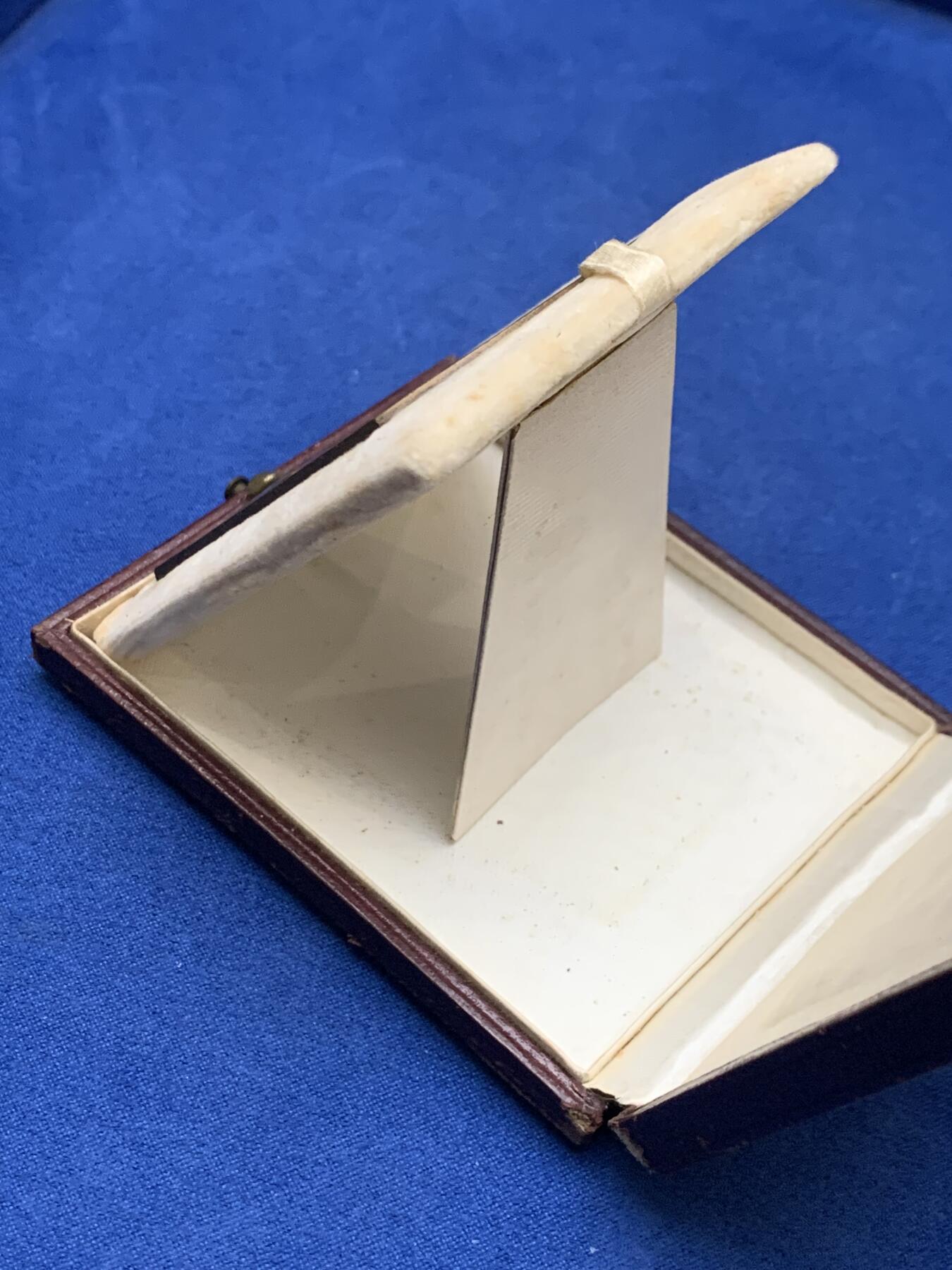 《竞宝斋》第444场 周日，周一，2场连拍 （全场包邮） 可展示 1903年瑞士苏黎世金融银行法国分支机构成立25周年纪念铜章 63.2克 50*64.5mm 丰饶角铜标 带原盒