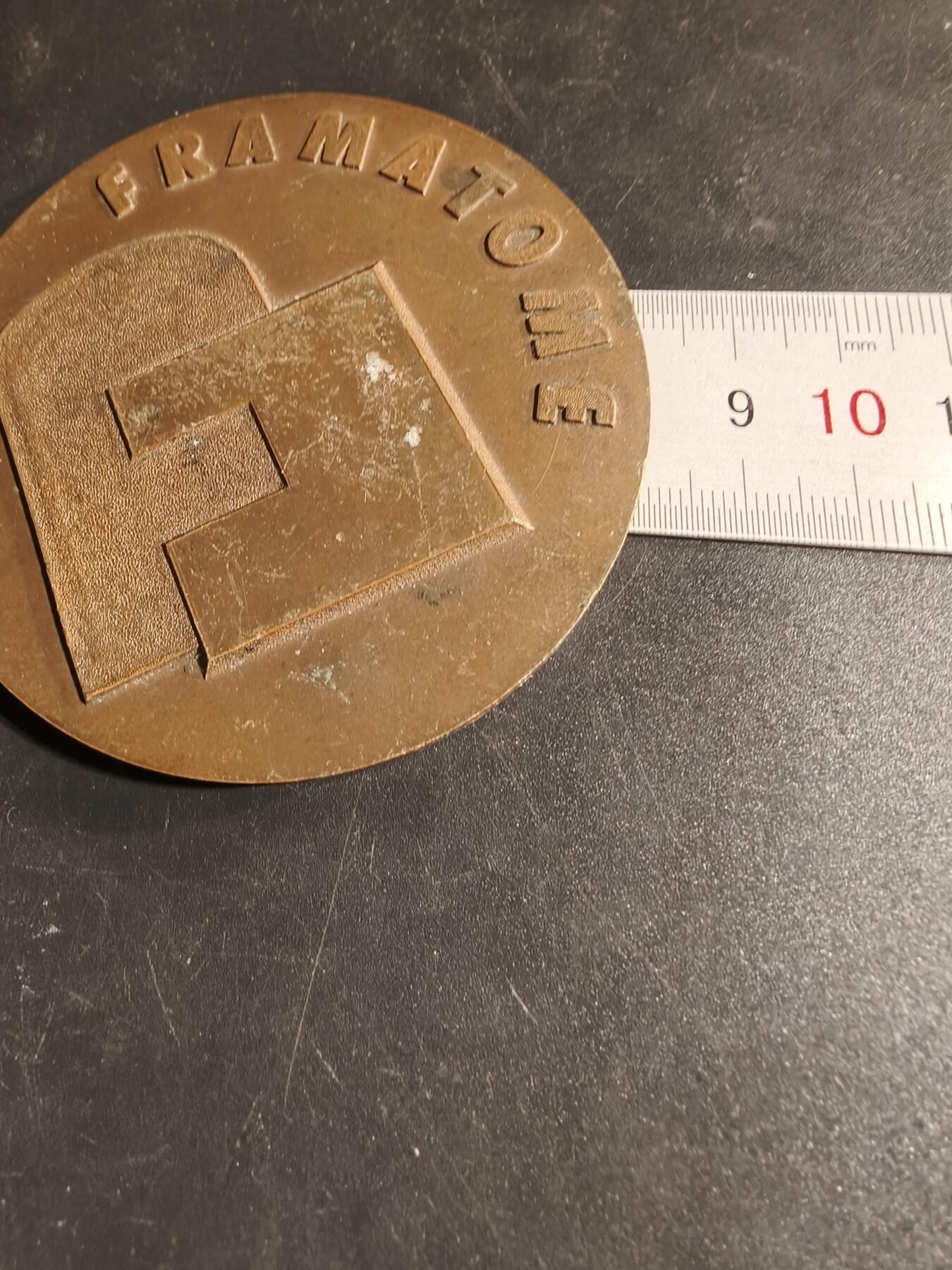 老王徽章第167期 法国Framatome公司大铜章     Framatome 是一家负责压水堆(PWR) 蒸汽供应系统总体概念设计和制造的公司。 该公司具有生产反应堆压力容器、蒸汽发生器和稳压器等主要部件的综合工业能力     直径81mm.    重量224.1g