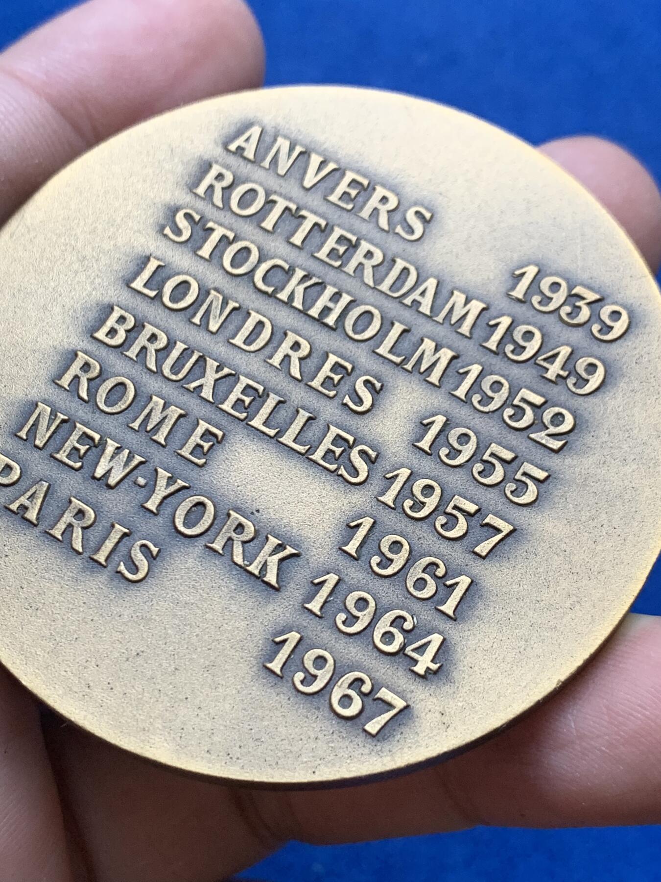 《竞宝斋》第444场 周日，周一，2场连拍 （全场包邮） 法国巴黎1967年国际神经症状研究大会大铜章 直径58.5mm 重量91.1g 三角铜标边铭