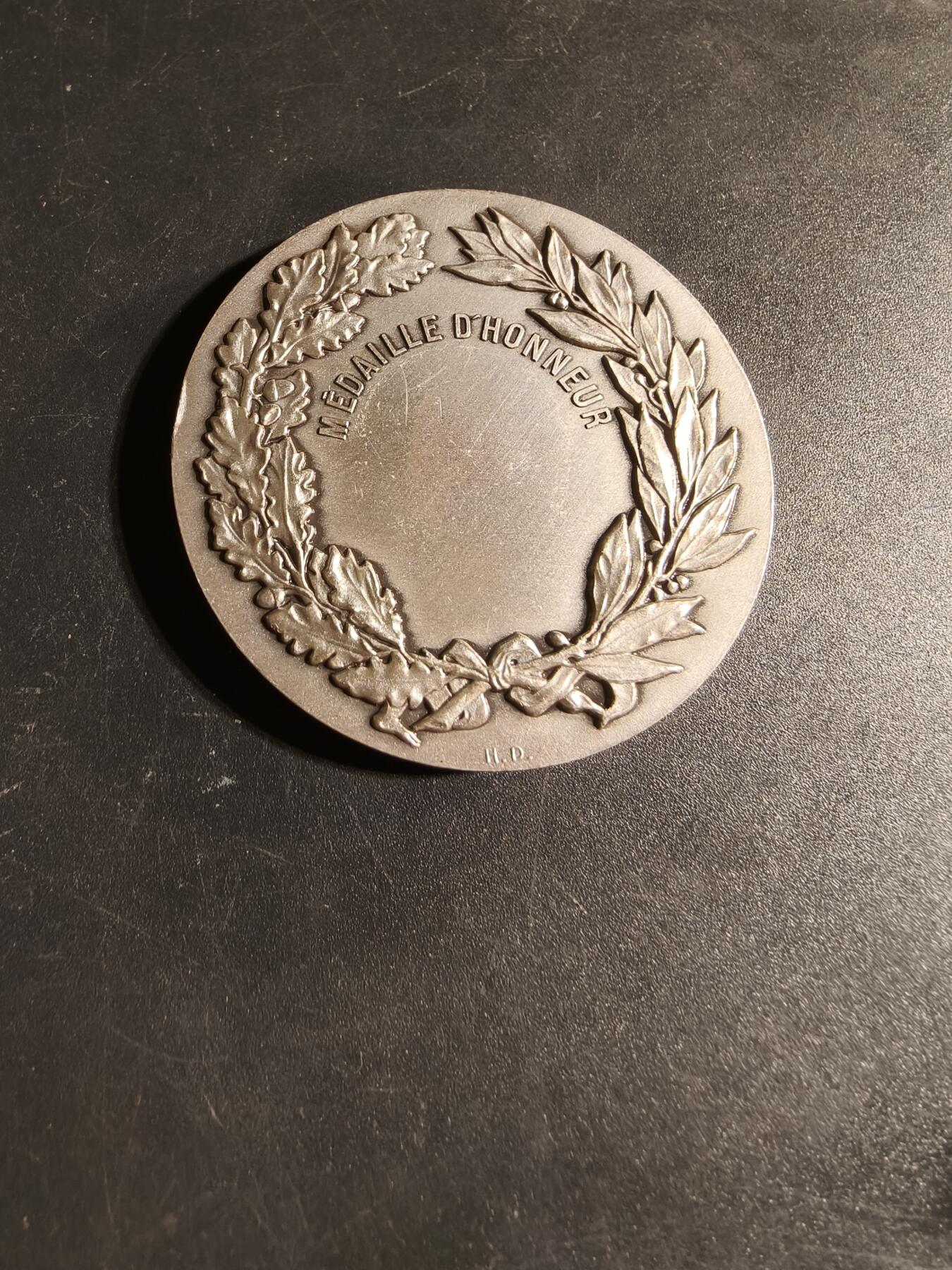 老王徽章第167期 法国乡村社区中心镀银大铜章    直径50mm.    重量83.7g