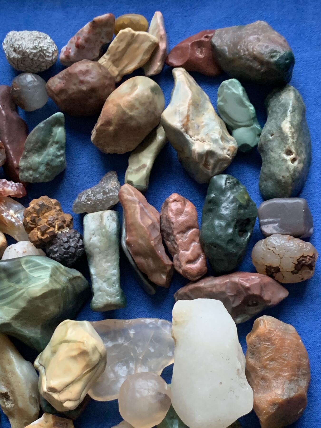 《竞宝斋》第444场 周日，周一，2场连拍 （全场包邮） 各类奇石怪石 约1.04公斤 细节见图