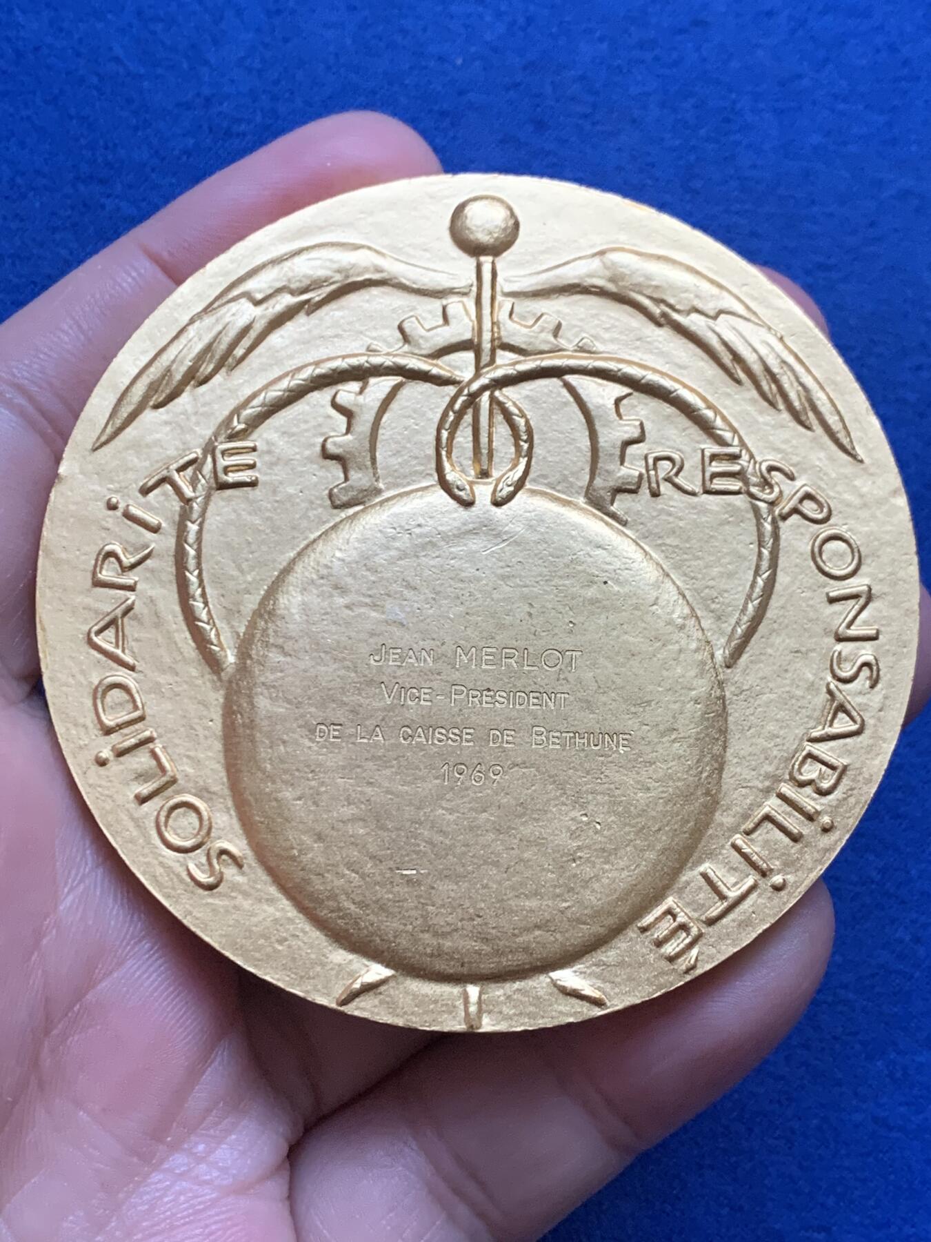 《竞宝斋》第444场 周日，周一，2场连拍 （全场包邮） 法国贝桑松社会服务镀金大铜章 1968 丰饶角铜标 直径68mm 重量166.6g