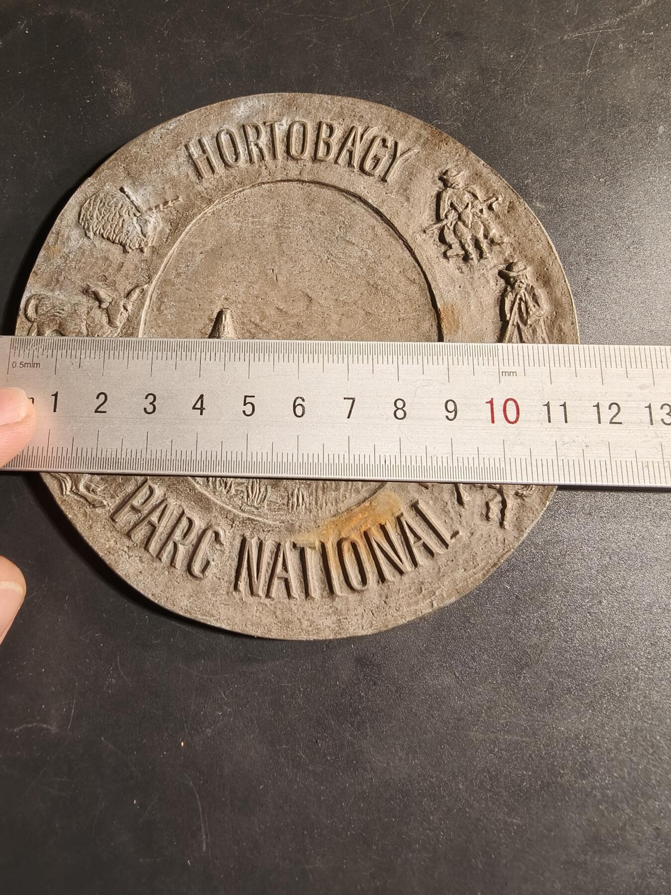 老王徽章第167期 匈牙利霍尔托巴吉国家公园纪念章     直径11.7cm.    重量307.5g.     霍尔托巴吉国家公园是匈牙利最大的保护区和第一个国家公园。 它以其独特的普斯塔（Puszta）草原景观、传统农牧文化和丰富的野生动物而闻名。 该公园于1999 年被联合国教科文组织列入世界遗产名录。 