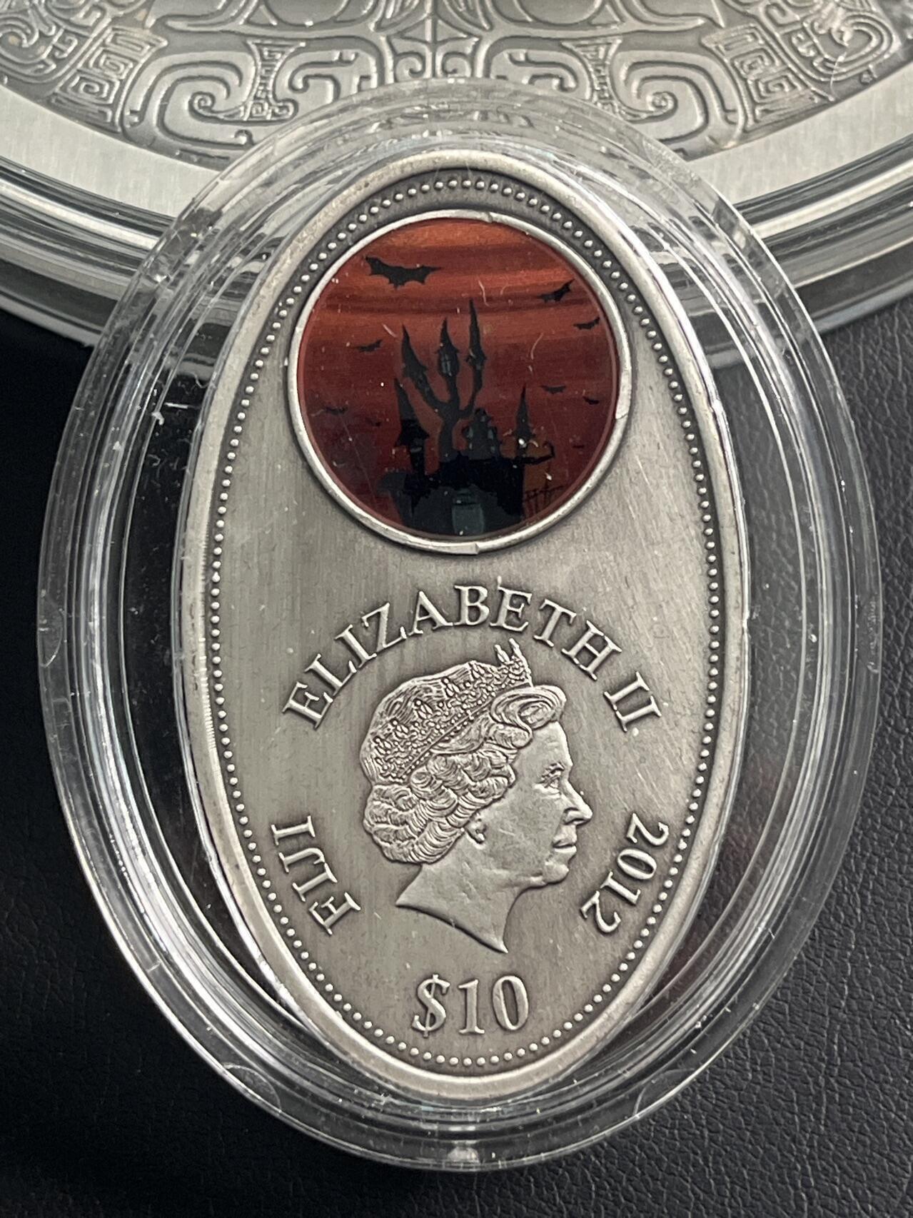 ❤️【币观天下】❤️ 第333期钱币拍卖- 2025.12.5周五晚上6点半场-长期征集拍品 原厂盒证少见品种淘宝没有搜索到的斐济2012年《吸血鬼》椭圆形仿古镂空镶嵌玻璃银币999银20克直径54X32毫米发行量仅1000枚