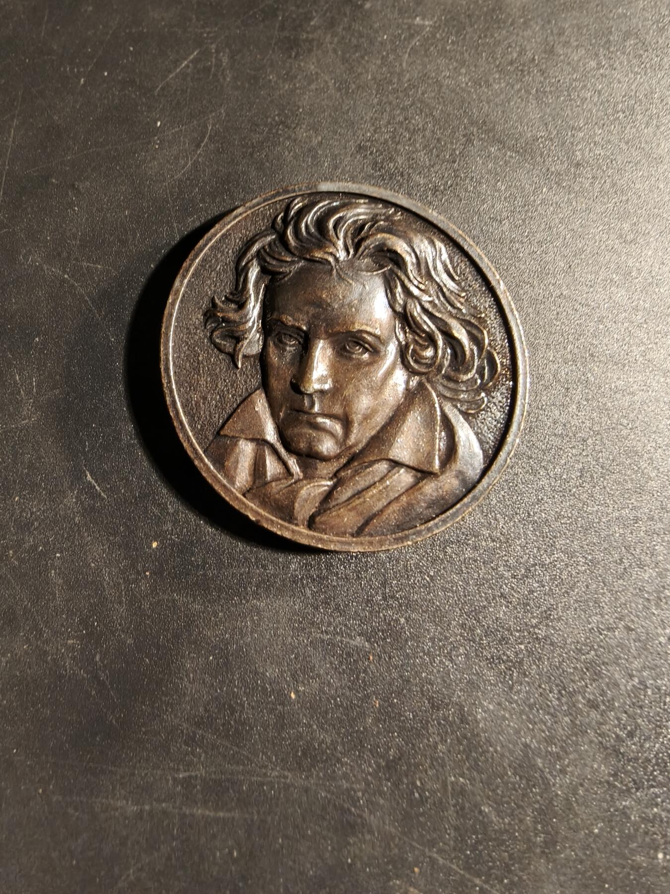 老王徽章第167期 贝多芬纪念章     直径39mm.    重量28g