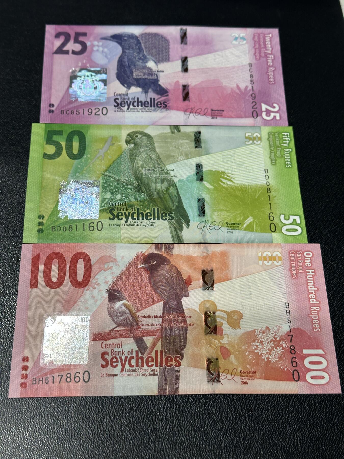 《外钞收藏家》第五百九十期（欧洲强钞、港币、硬通货及丰富裸币大拍场）（本平台长期征集拍品、欢迎藏友们联系合作） 塞舌尔25、50、100卢比 3张一起 全新UNC 全部是靓号尾0