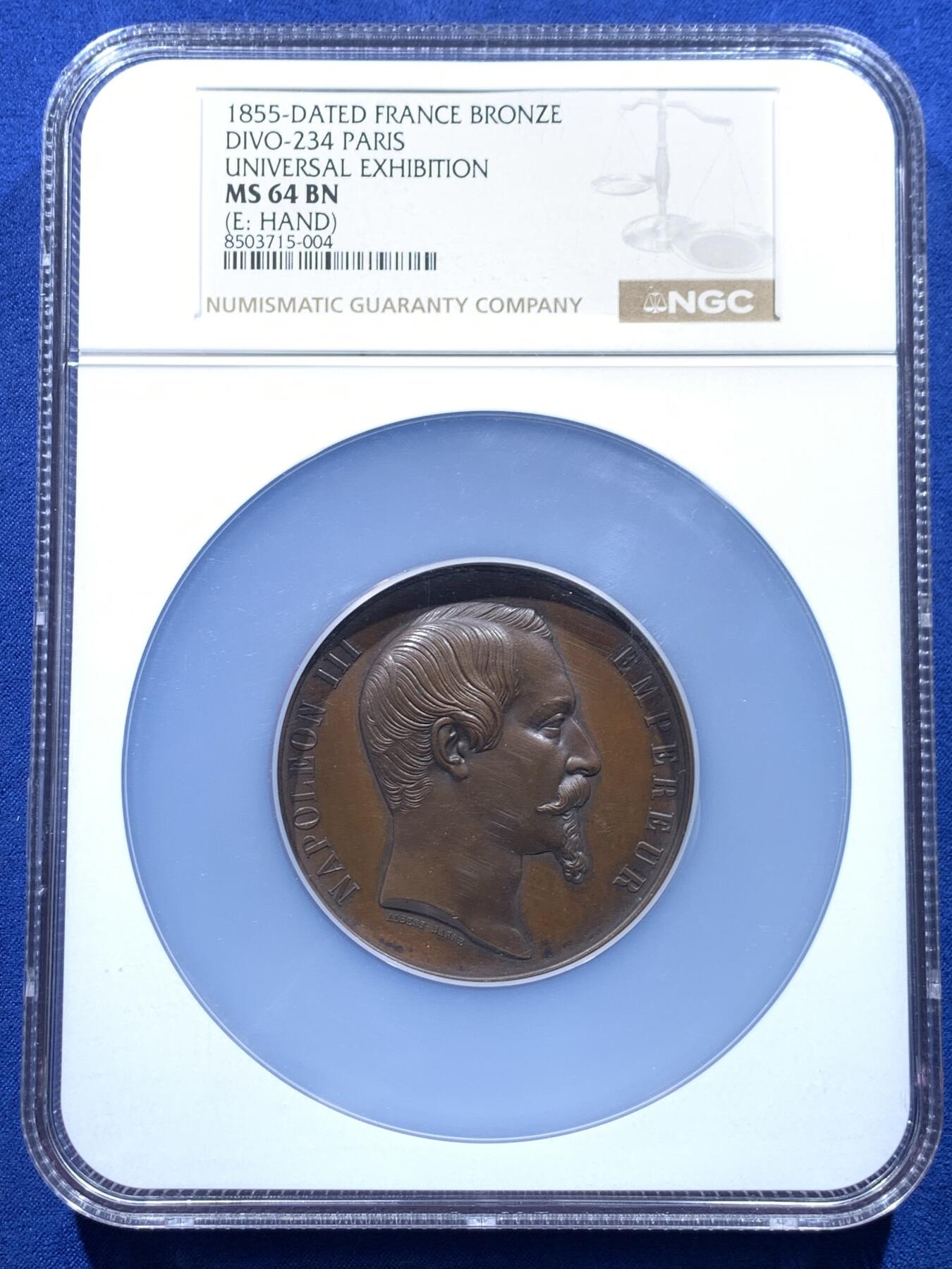 《竞宝斋》第444场 周日，周一，2场连拍 （全场包邮） NGC MS64BN 法国1855年巴黎世博会纪念大铜章，60mm，顶级高分。拿三章牌中的热门品种，20国徽章环绕波拿巴家族鹰徽，众星捧月，繁复华丽，记录拿破仑三世的巅峰时刻。手指边铭原铸品，加大加厚盒装