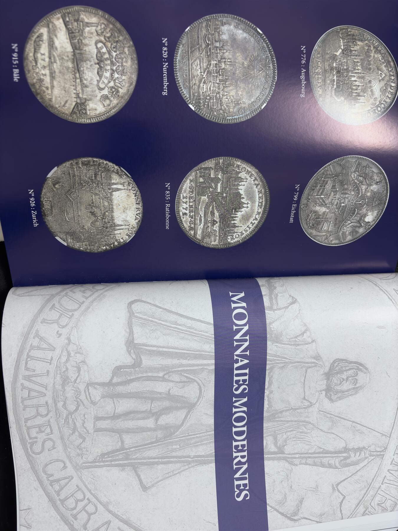 文馨钱币收藏第 283 场，【大雪鉴珍，寒英缀金】金银纪念币精品场，诚邀您的参与【长期接代拍品】 MDC精品拍卖目录 2025年新版 从古希腊到近现代 从币到章 不少精品难得一见 值得收入 全彩印大开本 重达 4-8 公斤以上，此书中拍不包邮，邮费自理，可指定快递（中通，极兔，顺丰）