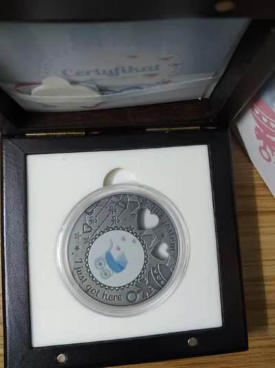 ❤️【币观天下】❤️ 第333期钱币拍卖- 2025.12.5周五晚上6点半场-长期征集拍品 - 纽埃2019(爱你永久),"婴儿出生-欢迎宝宝来到这个世界"，1盎司加大(直径达50mm),双镂空“爱心”,仿古彩色银币. 具个性化照片粘贴功能,带原配贴纸. 盒证全. 原价178欧元