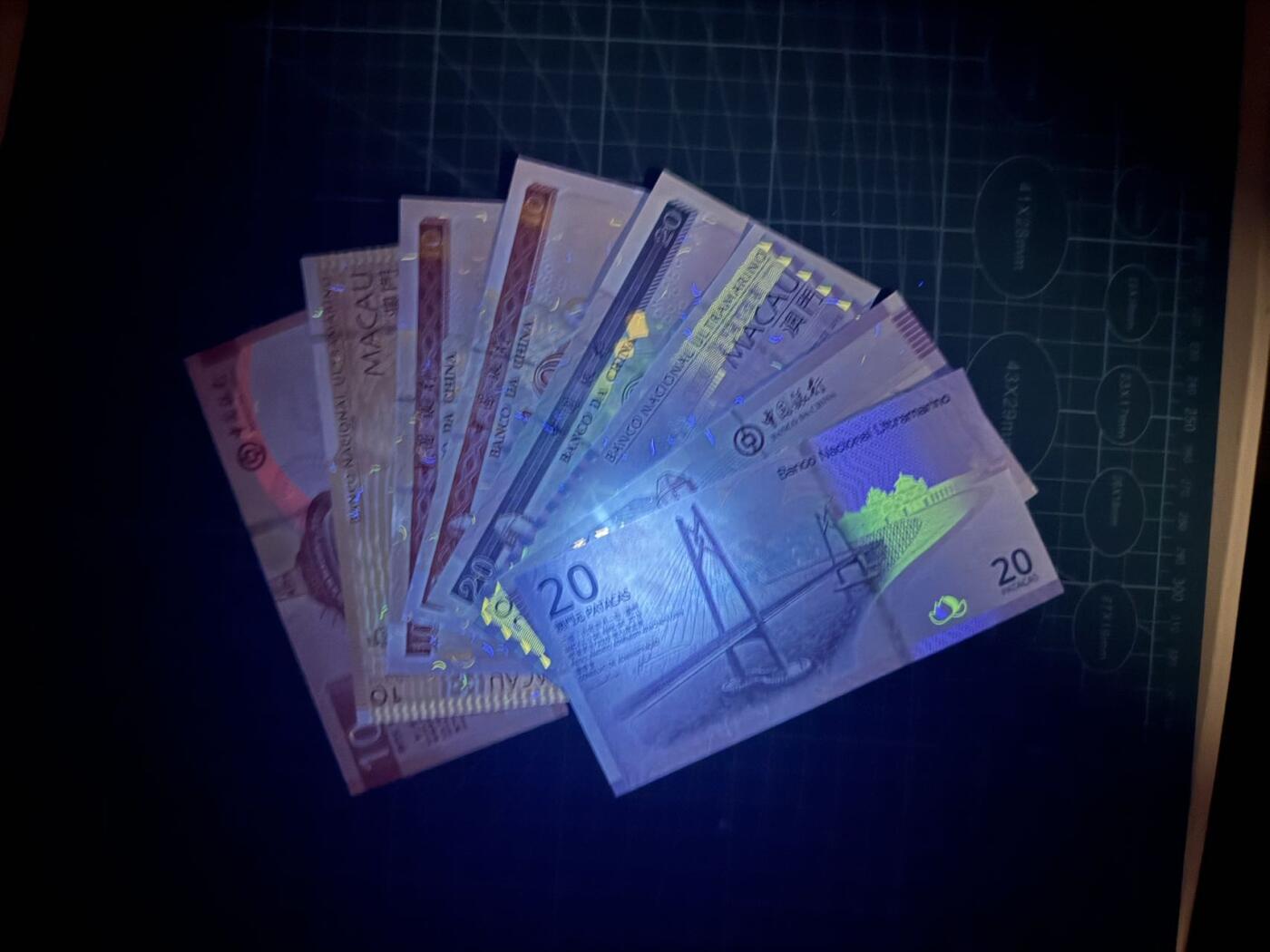 【炜奕收藏】，第五十二期 澳门10元&20元共8张，UNC-/UNC品相，部分边缘轻微潮斑，号码均无47