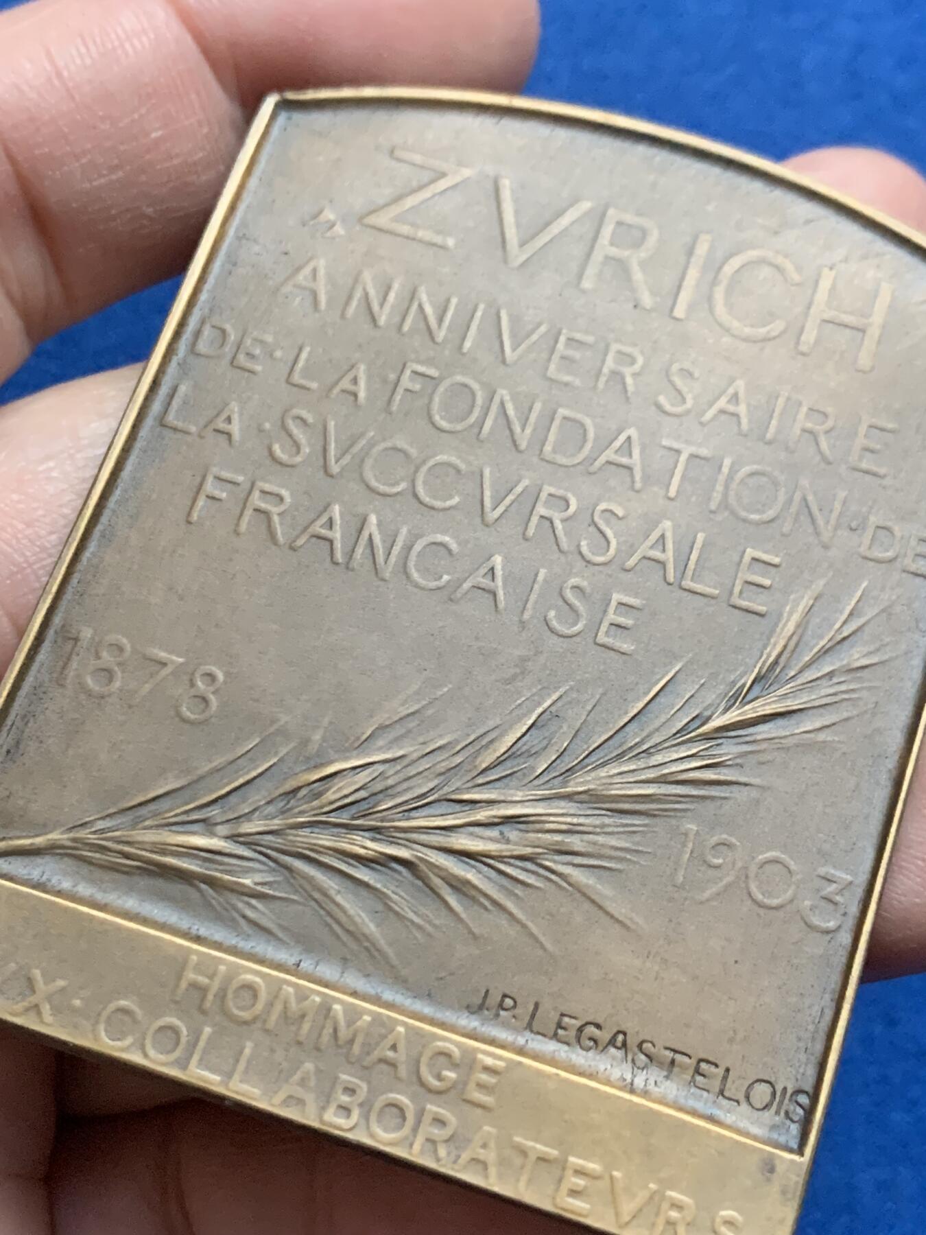 《竞宝斋》第444场 周日，周一，2场连拍 （全场包邮） 可展示 1903年瑞士苏黎世金融银行法国分支机构成立25周年纪念铜章 63.2克 50*64.5mm 丰饶角铜标 带原盒