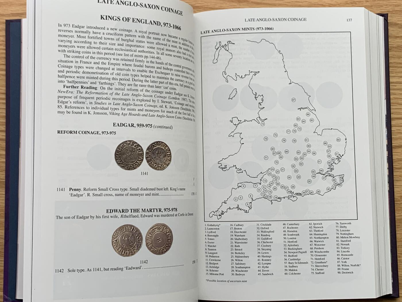 《竞宝斋》第444场 周日，周一，2场连拍 （全场包邮） 2025最新版英国钱币标准目录，完整收录英国从打制币到10进制前的钱币，英系藏家必备，PCGS和NGC官方参考目录，约1.15公斤。