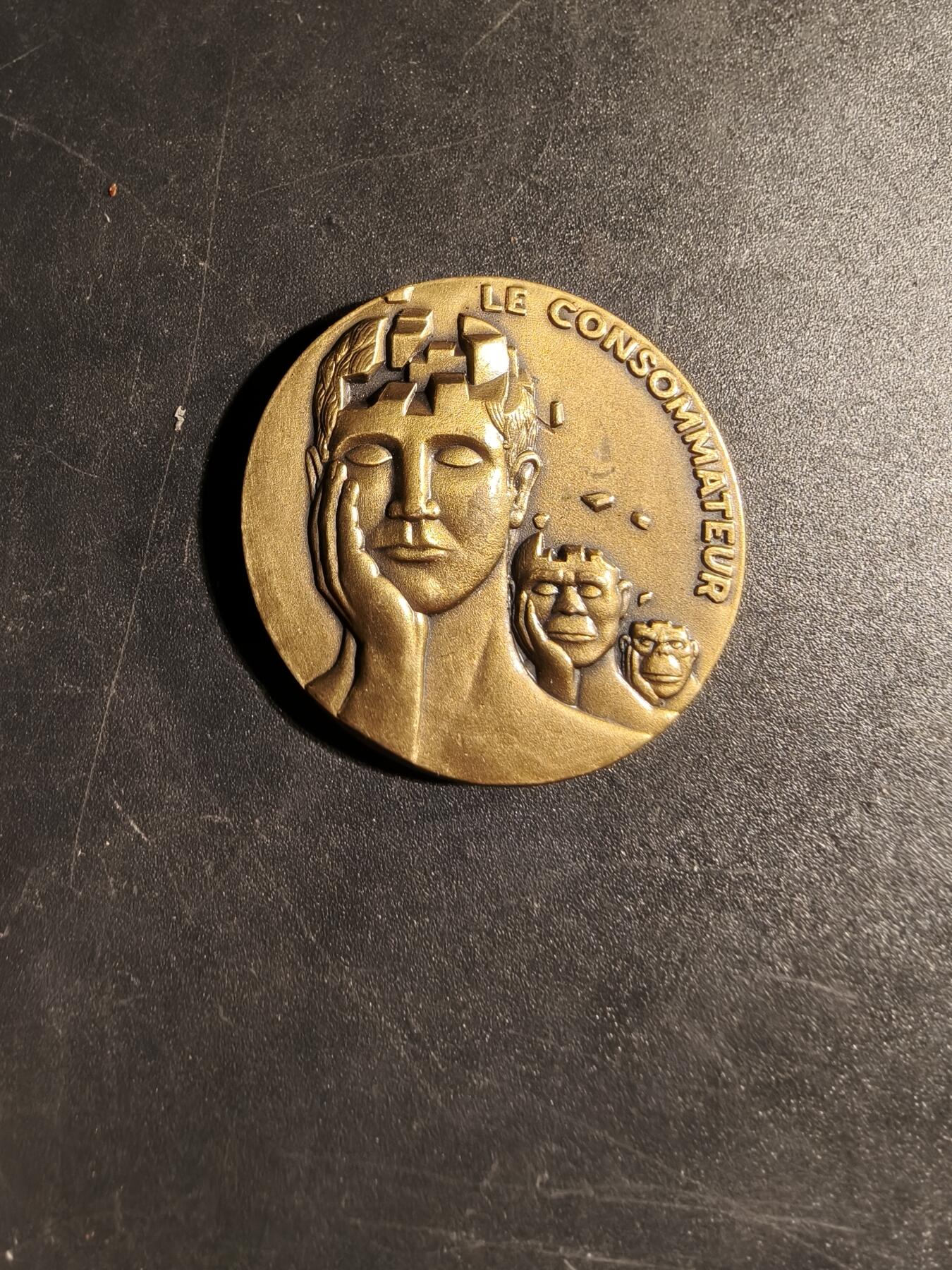 老王徽章第167期 法国1985年里昂公证人大会纪念章     直径33mm.    重量15.4g