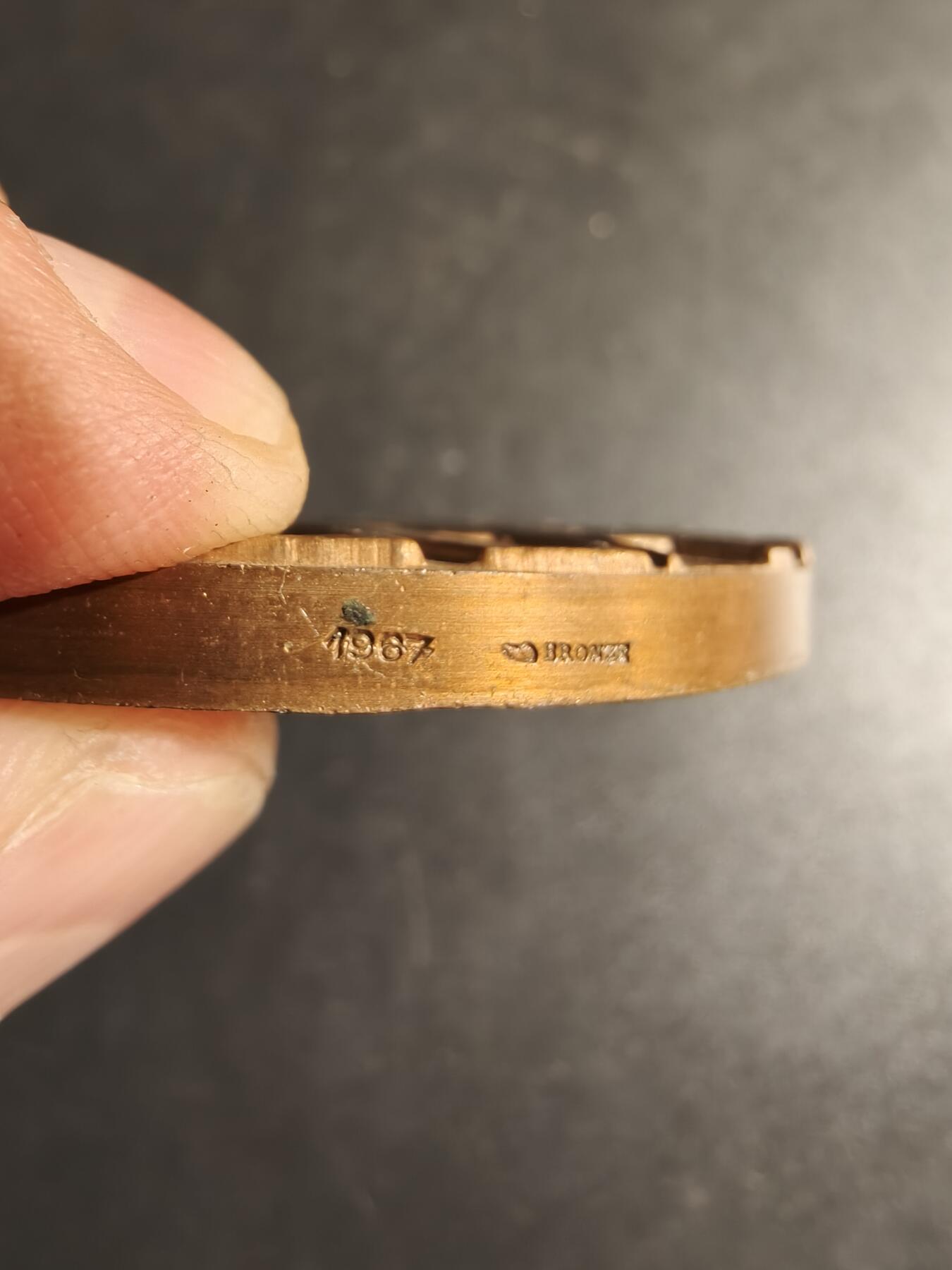 老王徽章第167期 法国大铜章    直径68mm.   重量170g