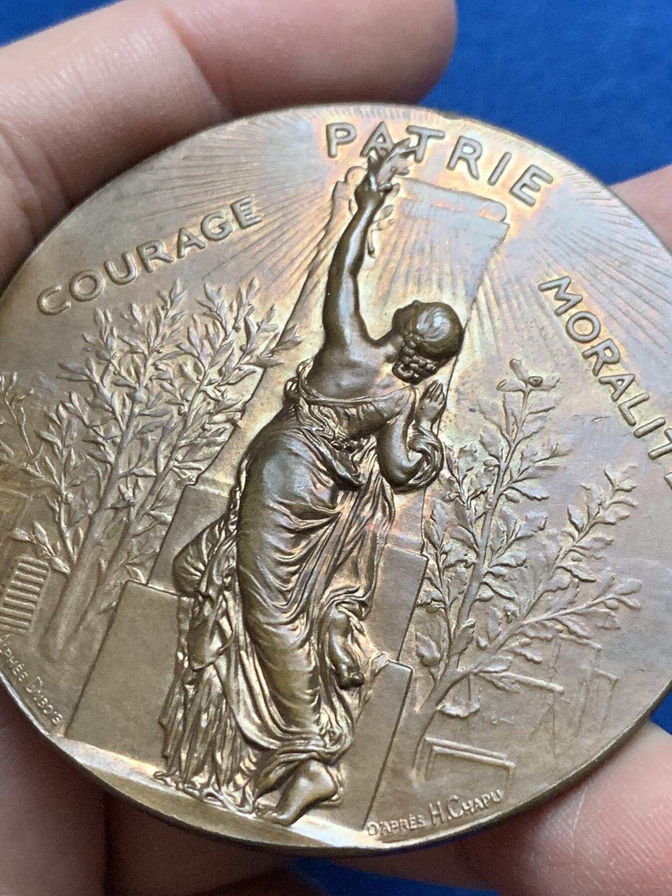 《竞宝斋》第444场 周日，周一，2场连拍 （全场包邮） 法国1890年体操协会联盟 贝桑松分会纪念铜章 82.7克 58.2mm 丰饶角铜标 带原盒 字迹对应