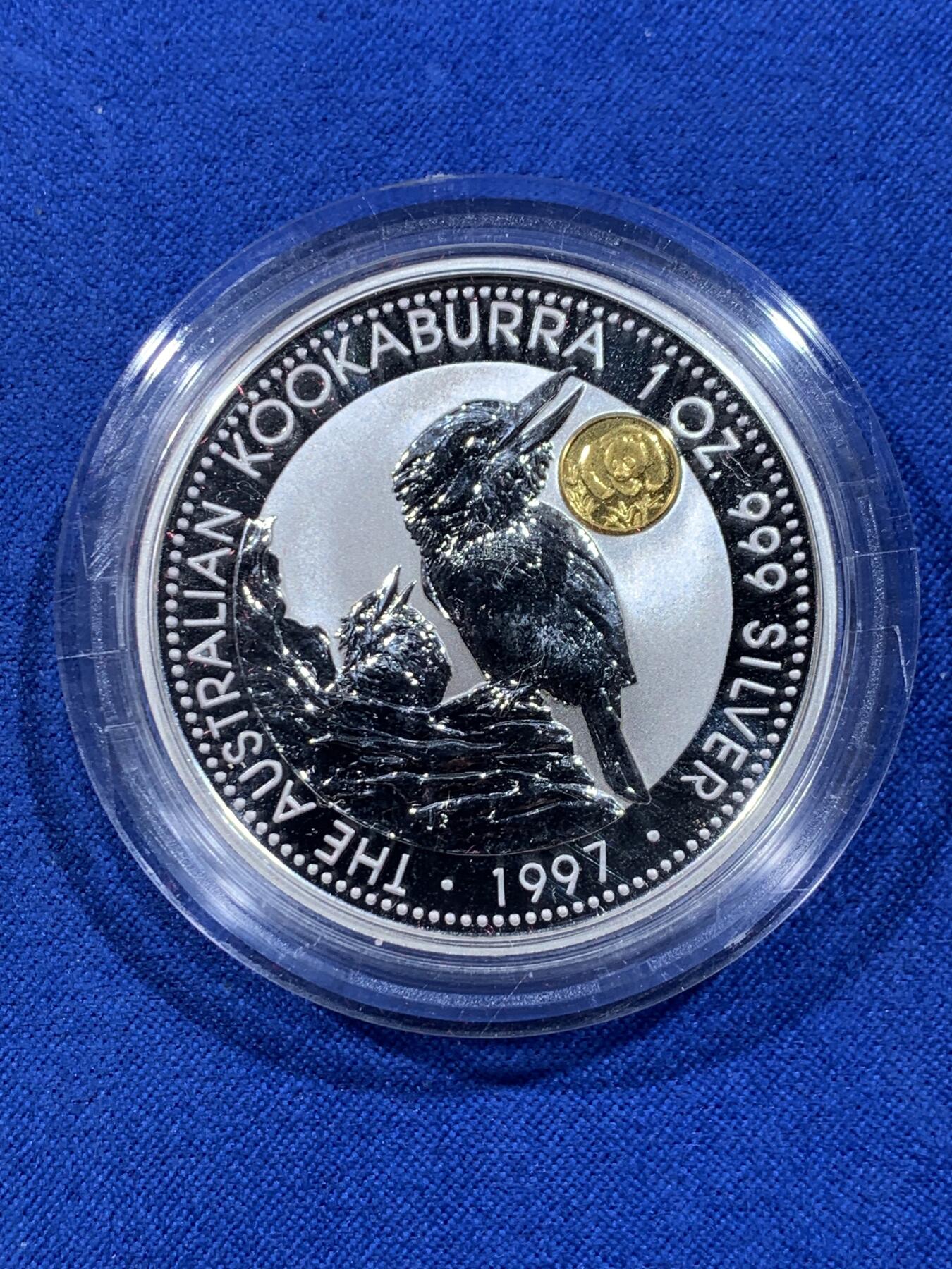 《竞宝斋》第444场 周日，周一，2场连拍 （全场包邮） 澳大利亚 1997年 笑翠鸟 熊猫镶嵌银币 每枚含纯银1盎司999银，镶嵌部分重约0.5克黄金，发行1.5万枚，为上海国际钱币展而发行，细节见图。