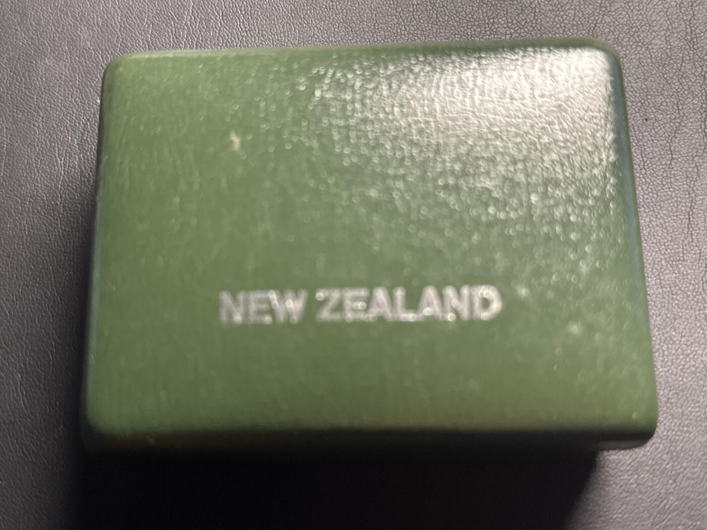 ❤️【币观天下】❤️ 第333期钱币拍卖- 2025.12.5周五晚上6点半场-长期征集拍品 新西兰1980年天堂扇尾鸟1盎司精制纪念银币带盒子小圆盒碎裂