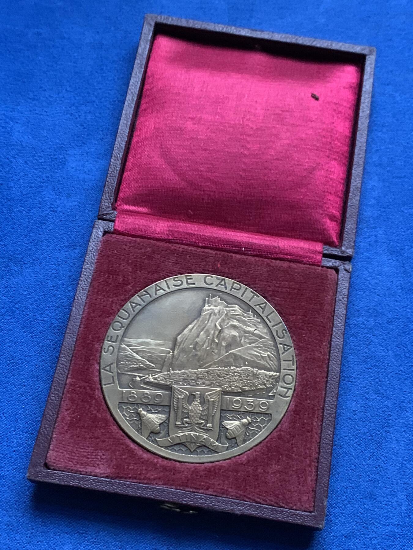 《竞宝斋》第444场 周日，周一，2场连拍 （全场包邮） 法国1939年塞奎纳资本化50周年纪念铜章 59.2克 49.5mm 三角铜标 带盒