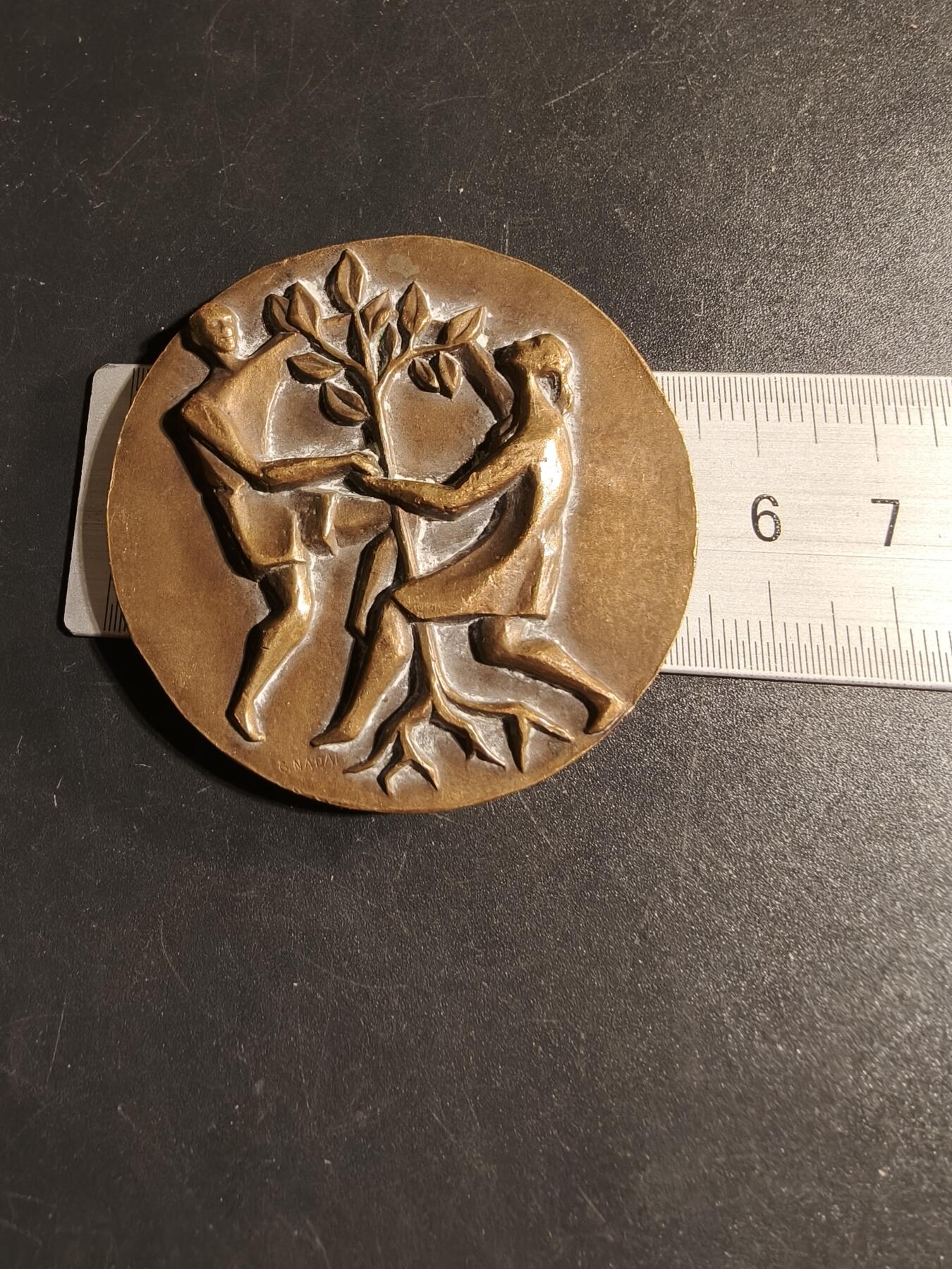 老王徽章第167期 法国教育联盟百年大铜章     正面双人植树     直径54mm.    重量58.9g