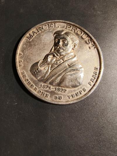 老王徽章第167期 - 法国作家马塞尔·普鲁斯特纪念章     直径68mm.    重量61.2g