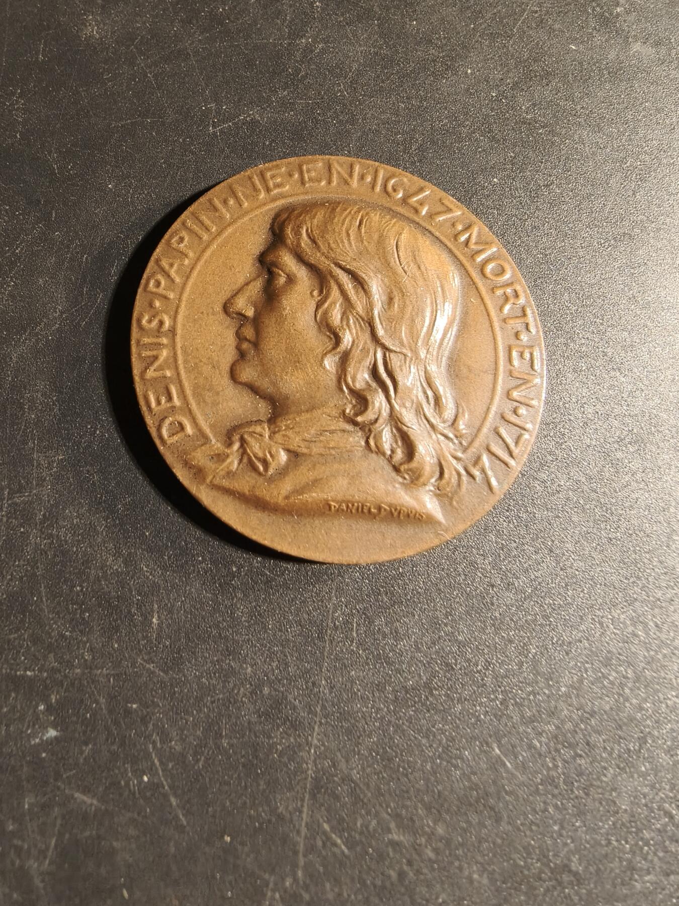 老王徽章第167期 法国机械与金属加工工业联合会大铜章     直径44mm.    重量45.1g