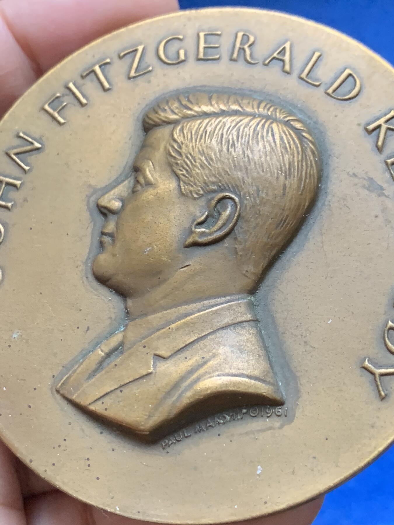 《竞宝斋》第444场 周日，周一，2场连拍 （全场包邮） 美国肯尼迪总统纪念大铜章 163克 69.5mm 铜标边铭