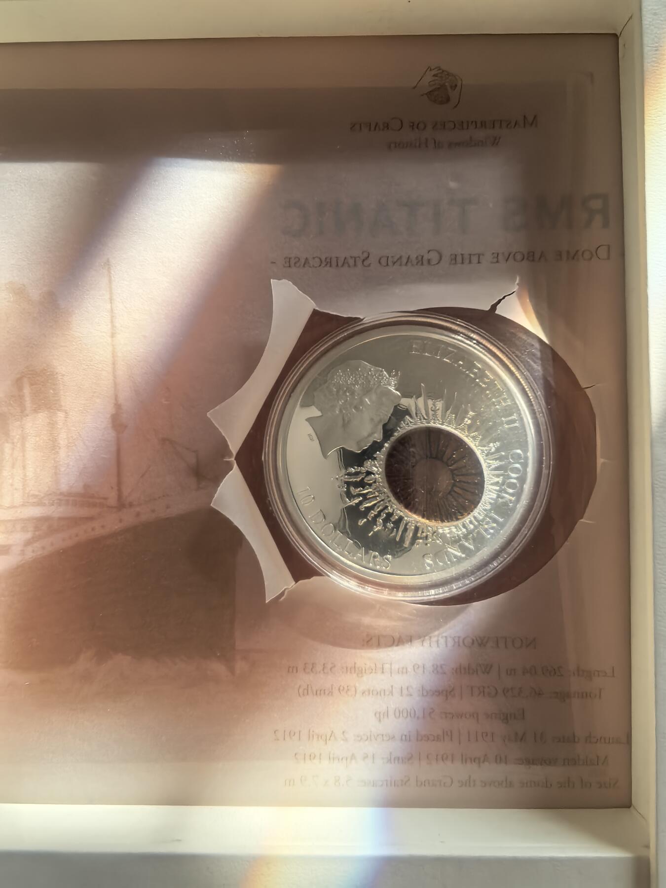 长老汇蛇年精选第七十八场拍卖 2012库克群岛历史之窗之泰坦尼克号10元镶嵌彩色玻璃类精制银币，50克925银，盒证全，1912枚