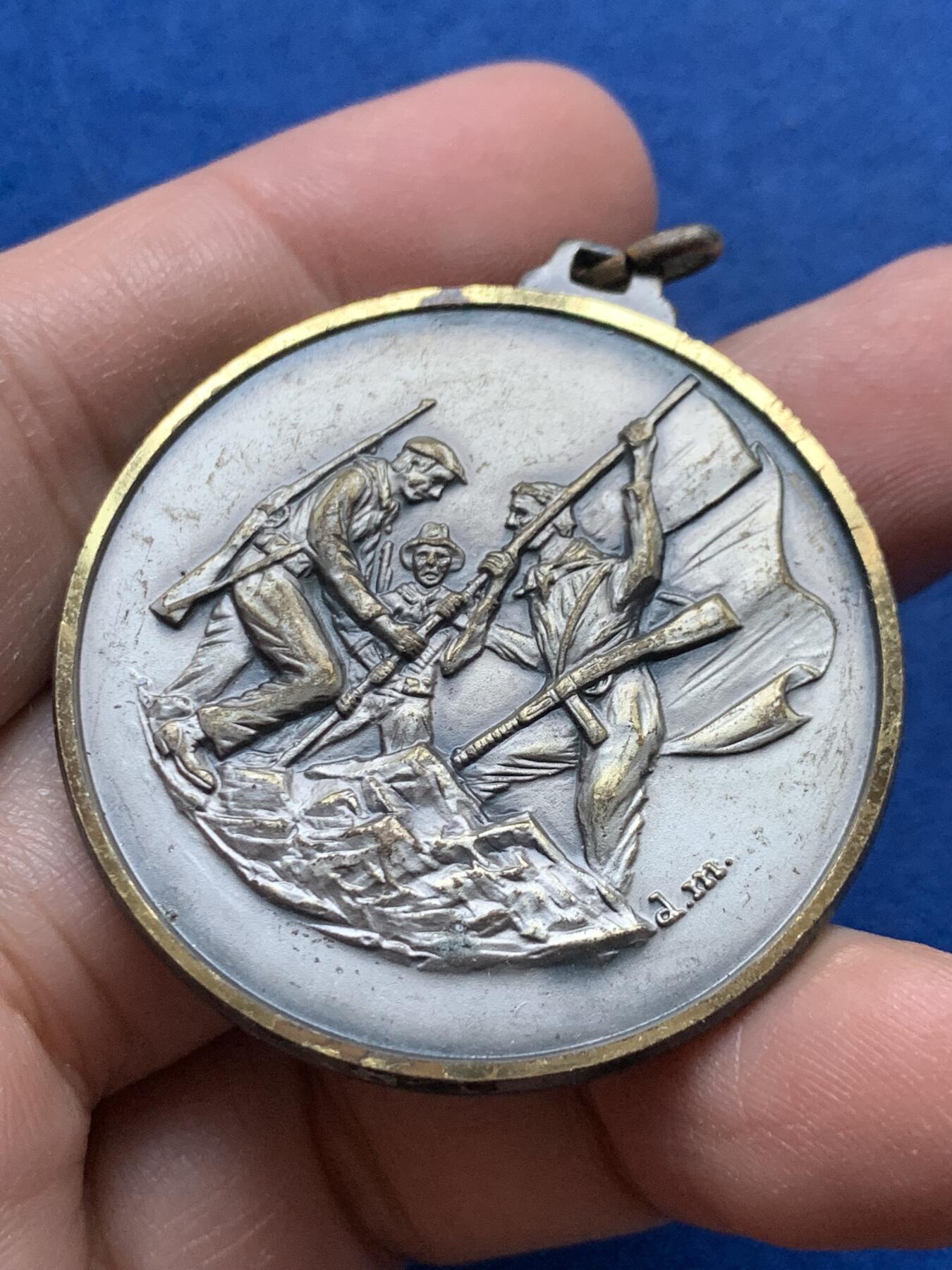 《竞宝斋》第444场 周日，周一，2场连拍 （全场包邮） 意大利抵抗运动纪念章 带环重约26.5克 42.4mm