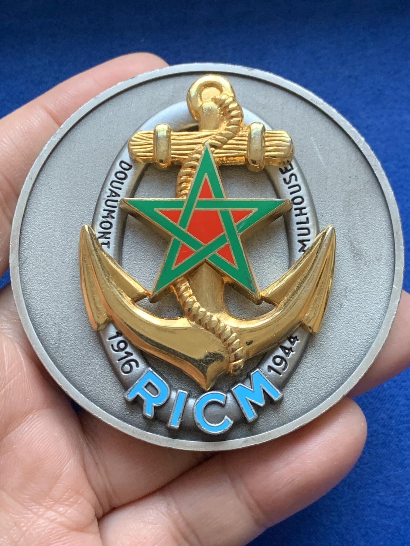 《竞宝斋》第444场 周日，周一，2场连拍 （全场包邮） 法国1916-1944年海军陆战队坦克团镀银大铜章，正面三层结构带珐琅，背面带编号实发版，直径67mm  ，重量126.7g，厚重压手。