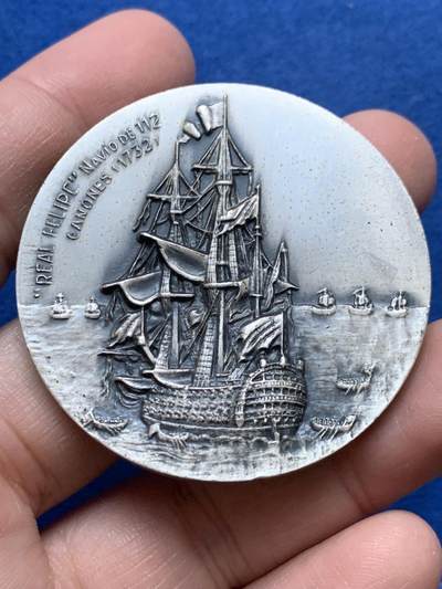 《竞宝斋》第444场 周日，周一，2场连拍 （全场包邮） - 1972年西班牙巴塞罗那第十届国际航海博览会纪念银章 61.9克 49.5mm 带盒 正面：配备112门火炮的"皇家费利佩号"战舰（1732年建造）