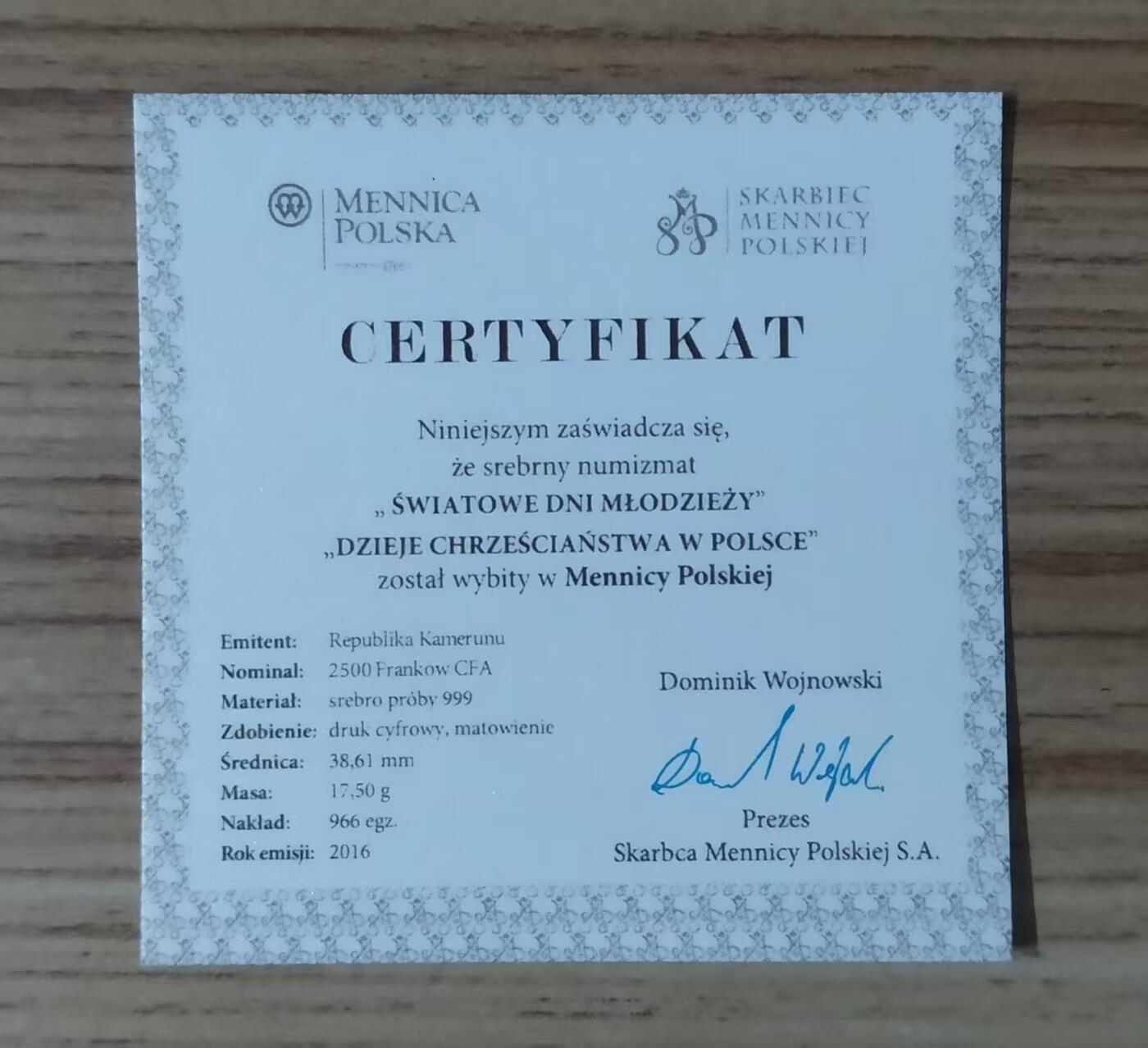 ❤️【币观天下】❤️ 第333期钱币拍卖- 2025.12.5周五晚上6点半场-长期征集拍品 【龙头币】喀麦隆2016年，基督教世界青年节系列(1)-世界青年日(波兰克拉科夫)，彩色精制纪念银币. 盒证全. 极其少见的“十字剑🗡️”图案. 稀有少见漂亮银币. 国外售价165美元.