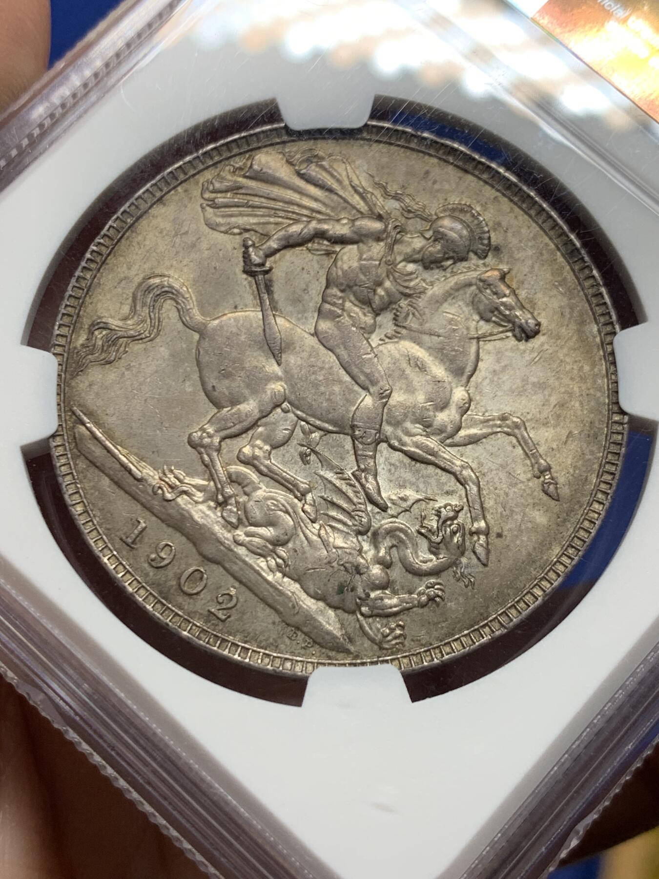 《竞宝斋》第444场 周日，周一，2场连拍 （全场包邮） NGC MS61 英国1902年爱德华七世马剑克朗银币，正面浓郁五彩包浆，背面原状态英伦包浆，非常不错的一枚