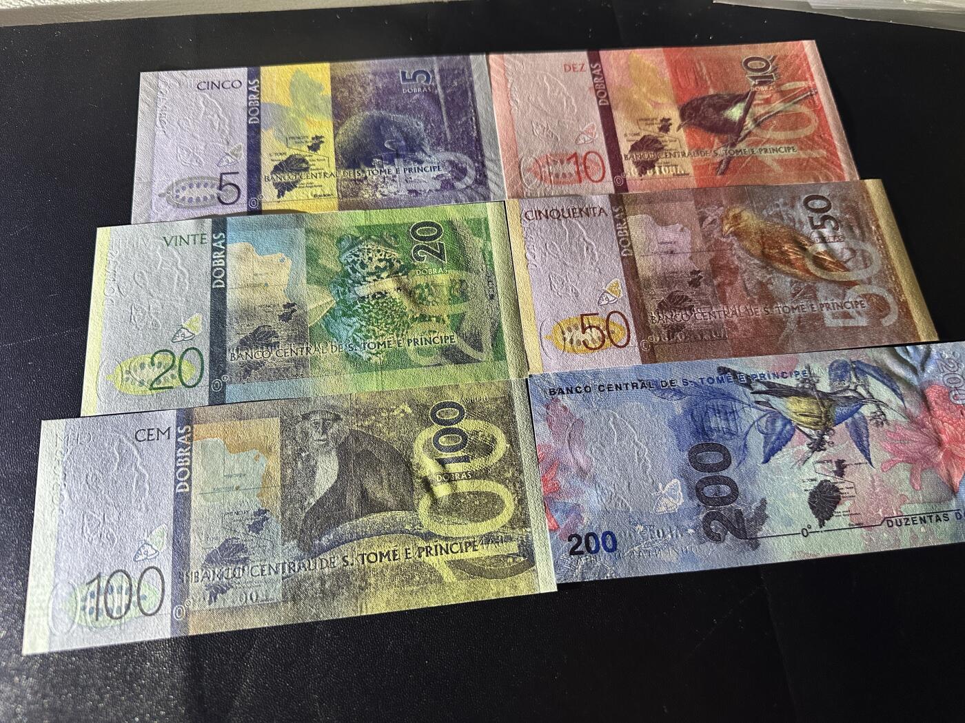 《外钞收藏家》第五百九十期（欧洲强钞、港币、硬通货及丰富裸币大拍场）（本平台长期征集拍品、欢迎藏友们联系合作） 圣多美和普林西比5-200面额额 六张一起 全新UNC 全部是靓号尾86