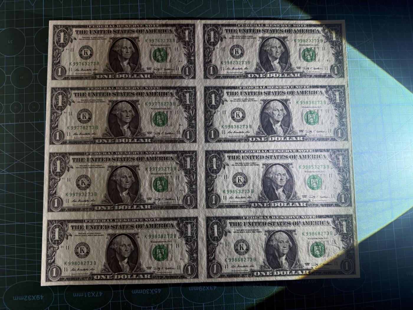 【炜奕收藏】，第五十二期 2009年美国1美元8连体，UNC品相，有轻微车轮印