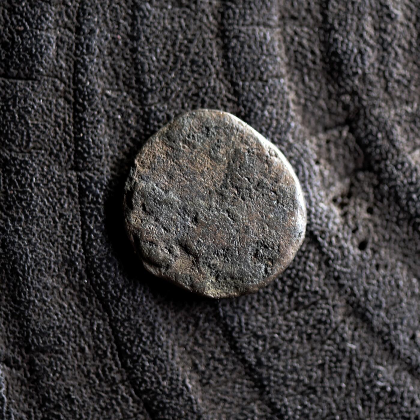 【良泉】【2025年最后一场】12月18日晚19.30点开拍！188组【直播场】西方古代钱币、丝路杂项、印章！  【海上丝绸之路】小鸟银铜币“吉”字版，0.98克