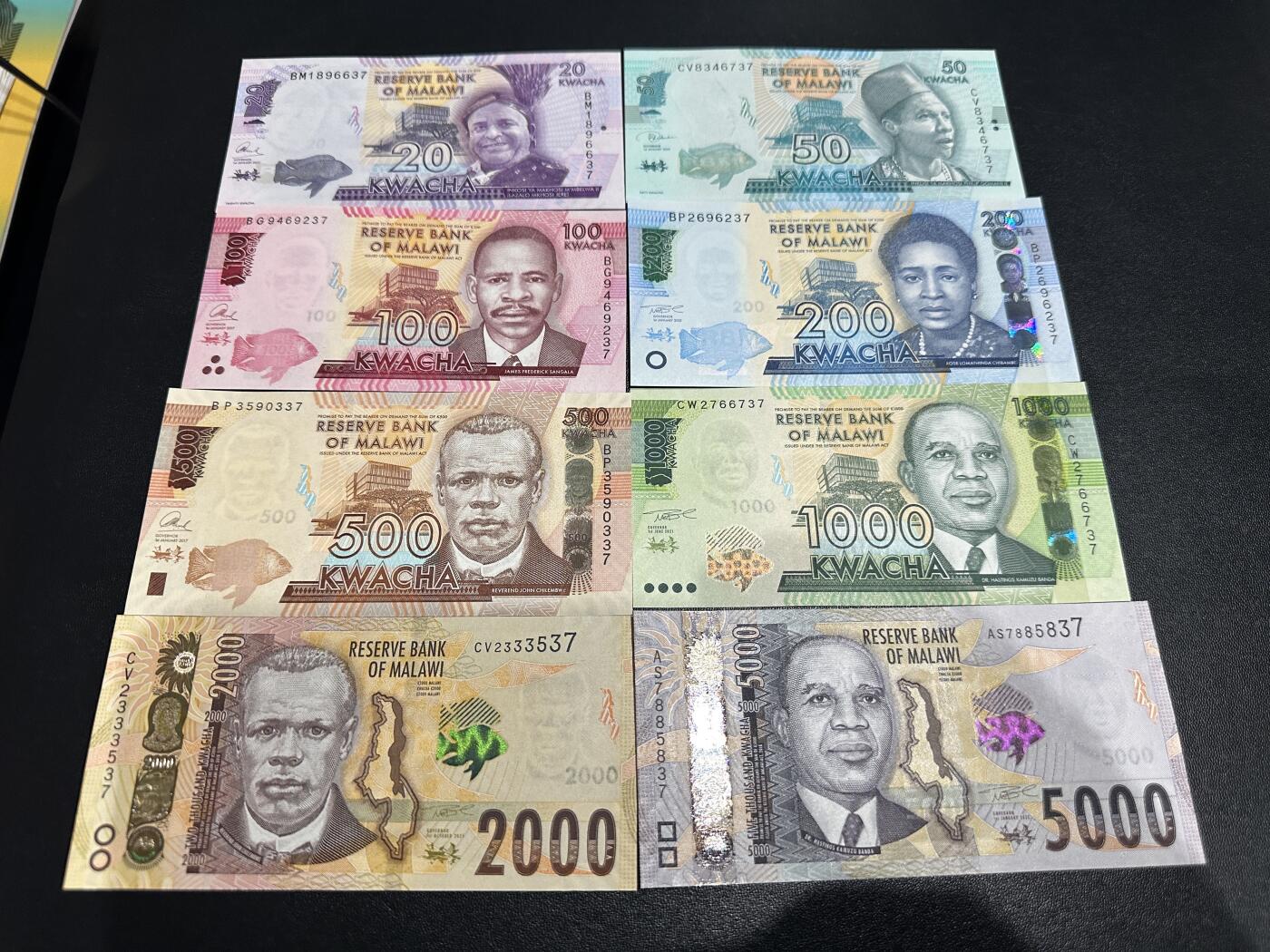 《外钞收藏家》第五百九十期（欧洲强钞、港币、硬通货及丰富裸币大拍场）（本平台长期征集拍品、欢迎藏友们联系合作） 马拉维20-5000面额 6张一起 全新UNC 全部是靓号尾7