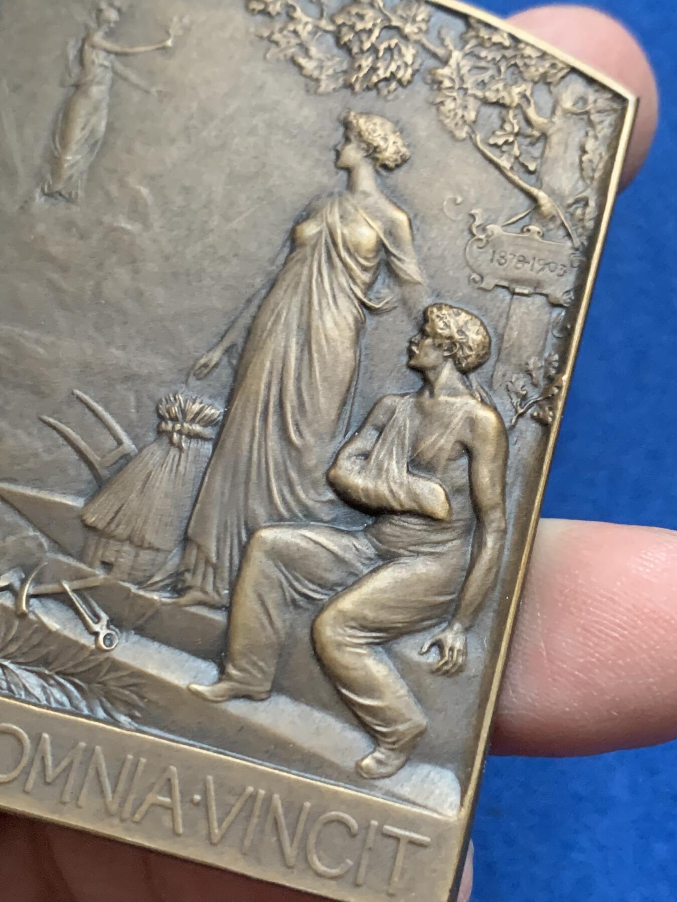 《竞宝斋》第444场 周日，周一，2场连拍 （全场包邮） 可展示 1903年瑞士苏黎世金融银行法国分支机构成立25周年纪念铜章 63.2克 50*64.5mm 丰饶角铜标 带原盒