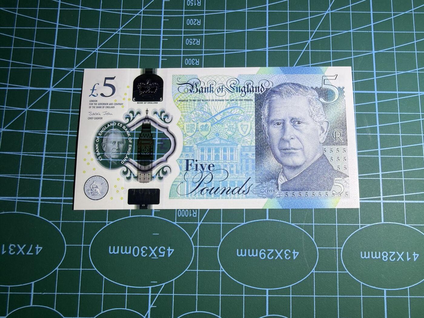 【炜奕收藏】，第五十二期 2024年英国5镑，查尔斯头像，UNC品相，CA01首发冠号码无47