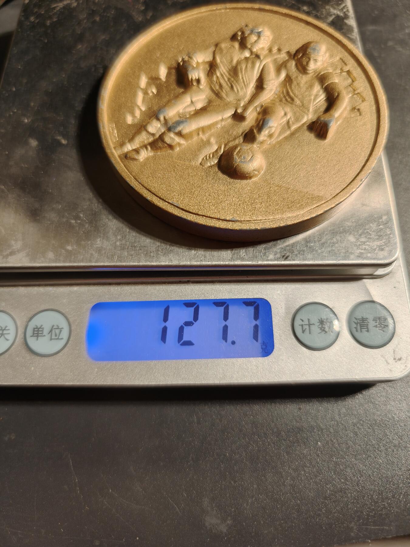 老王徽章第167期 法国足球运动纪念章     直径68mm.   重量127.7g