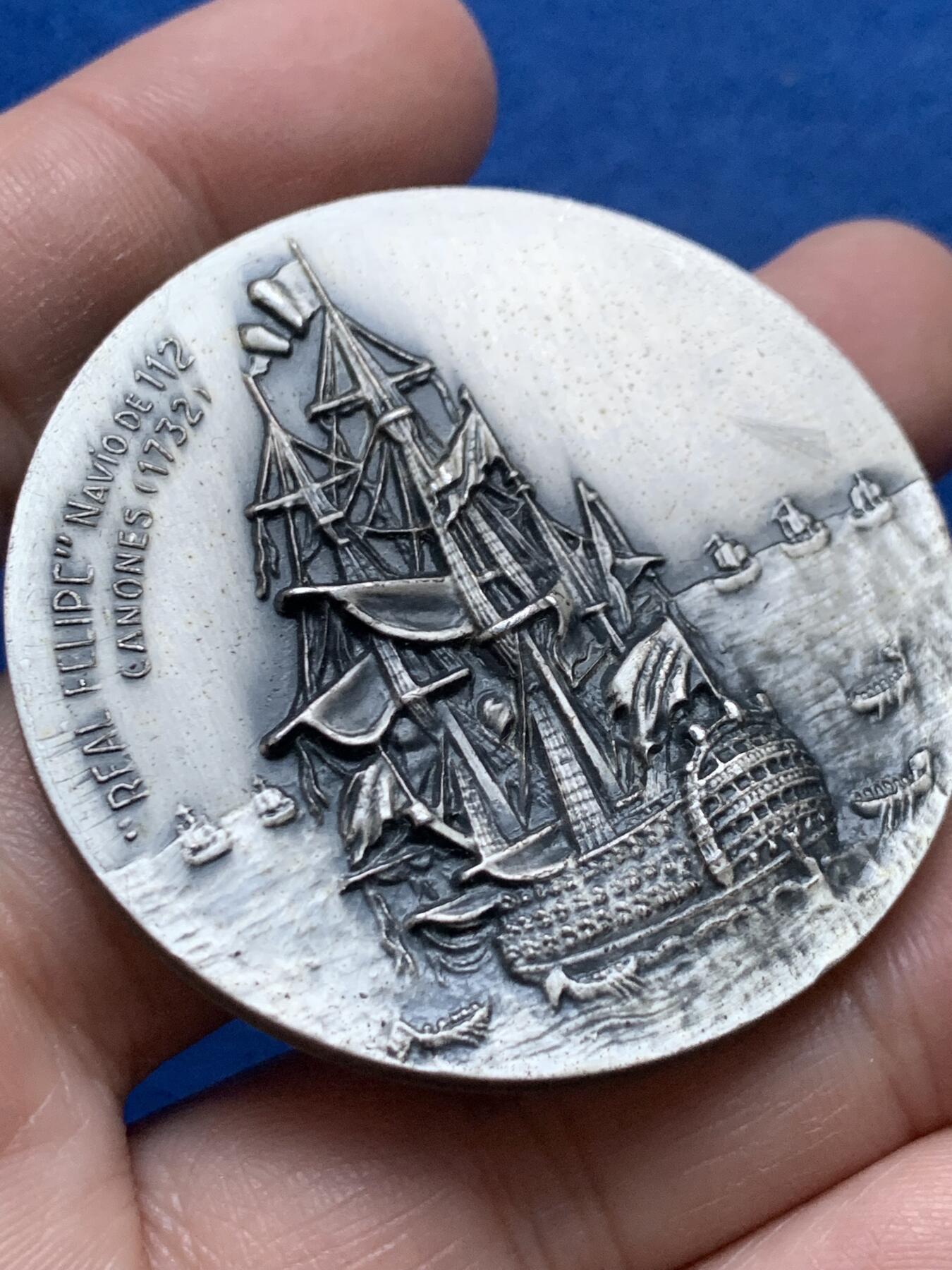 《竞宝斋》第444场 周日，周一，2场连拍 （全场包邮） 1972年西班牙巴塞罗那第十届国际航海博览会纪念银章 61.9克 49.5mm 带盒 正面：配备112门火炮的