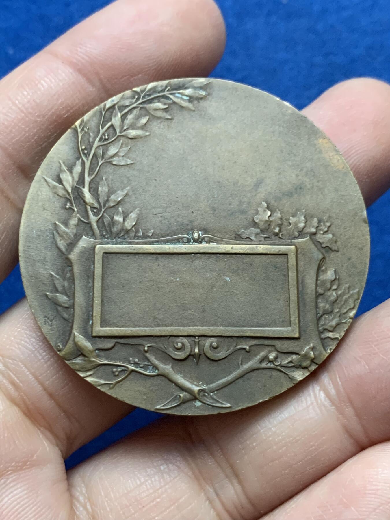 《竞宝斋》第444场 周日，周一，2场连拍 （全场包邮） 法国公鸡头盔玛丽安娜侧像铜章 背面无刻字 高浮雕 少见版本 重44.9克 45mm 三角铜标