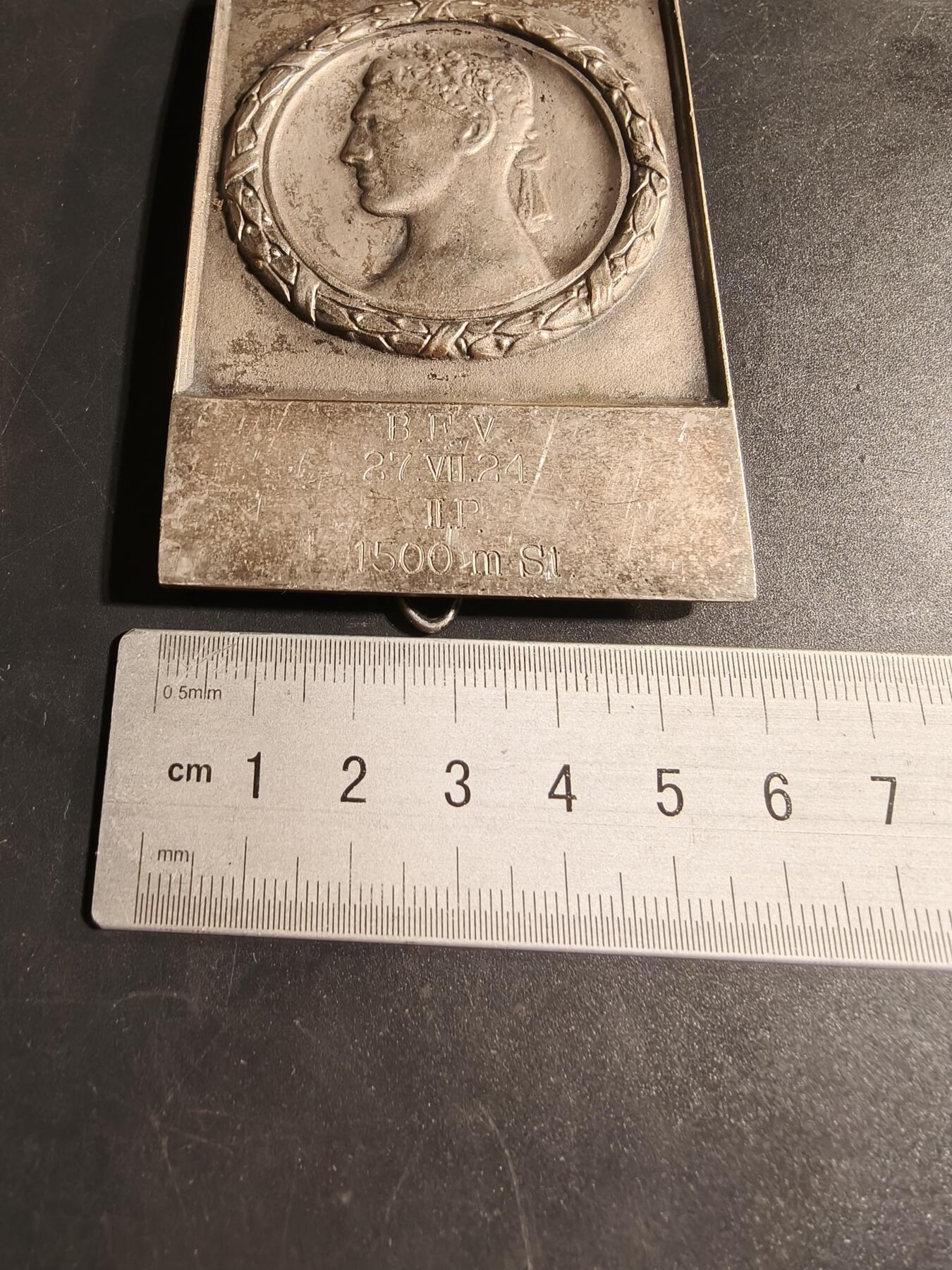 老王徽章第167期 瑞典1500米长跑竞赛方形镀银大铜章    背面的架子可以支起来     尺寸61×82mm.    重量101.7g