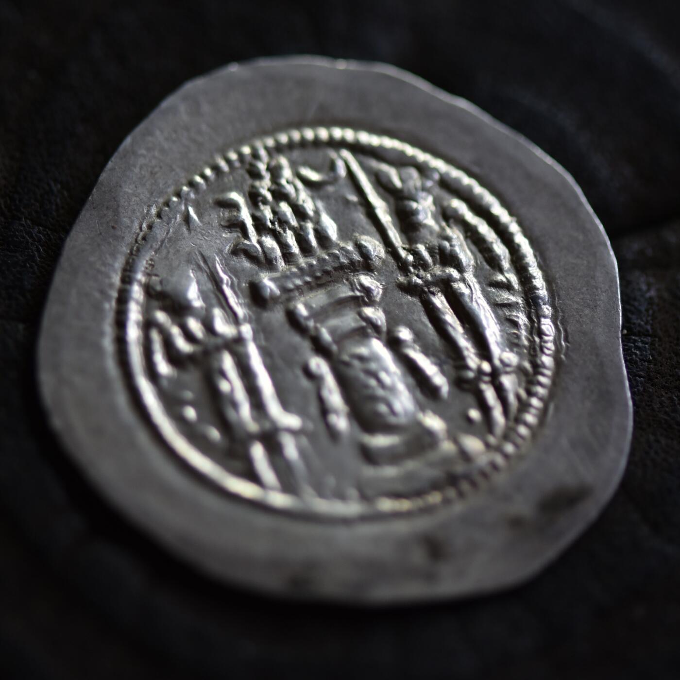 【良泉】【2025年最后一场】12月18日晚19.30点开拍！188组【直播场】西方古代钱币、丝路杂项、印章！ 【藏家出品D】波斯萨珊银币瓦赫兰五世 公元420年~公元438年，4.2克