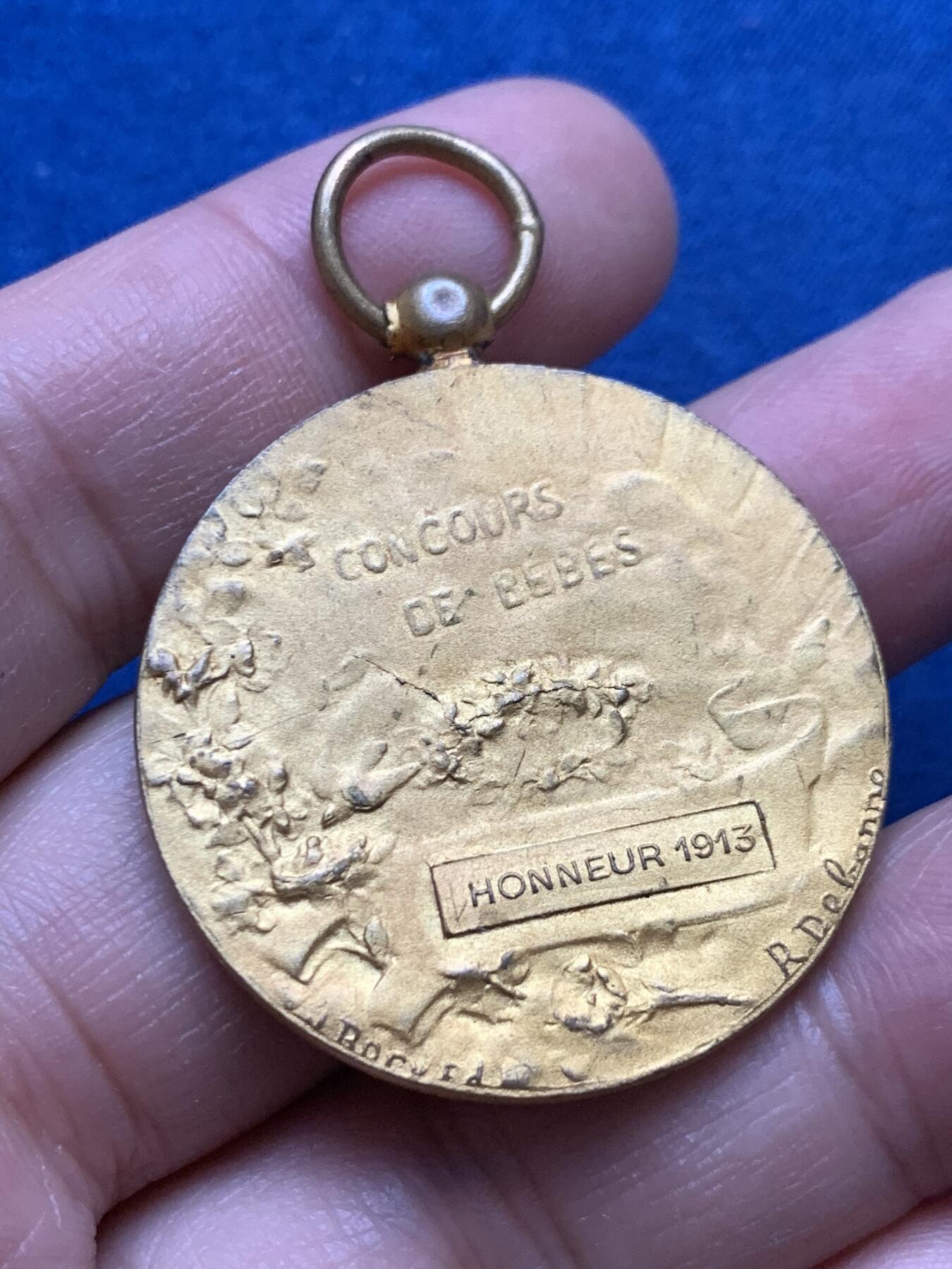 《竞宝斋》第444场 周日，周一，2场连拍 （全场包邮） 1913镀金纪念章一枚 正面人像细腻 细节见图 带环总重约20.6克 35.5mm