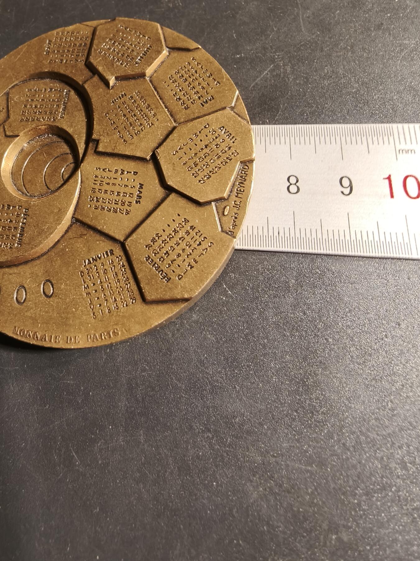 老王徽章第167期 法国2000年月历大铜章     直径72mm.    重量345.3g