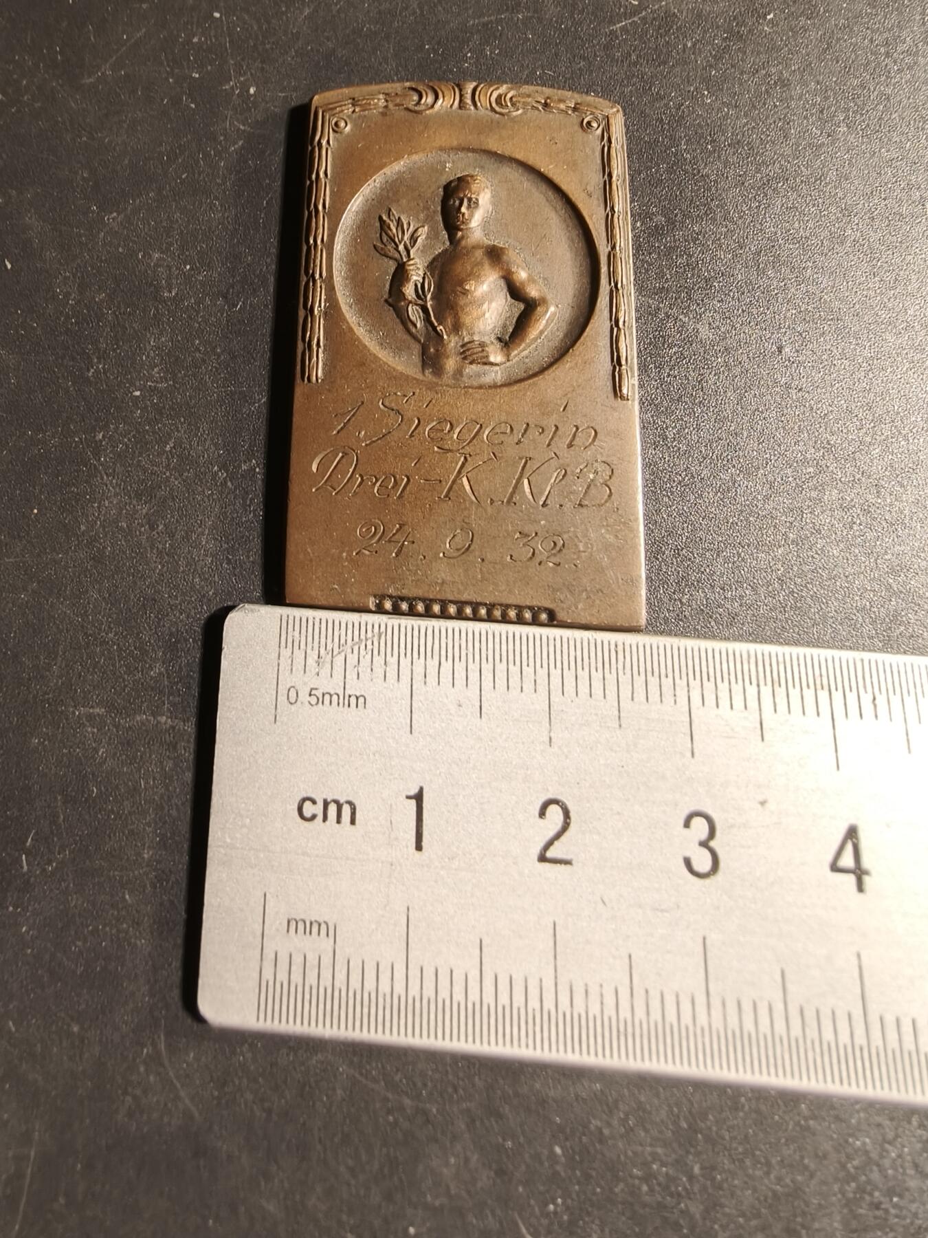 老王徽章第167期 瑞典田径竞赛方形大铜章     尺寸27×40mm.    重量22.3g