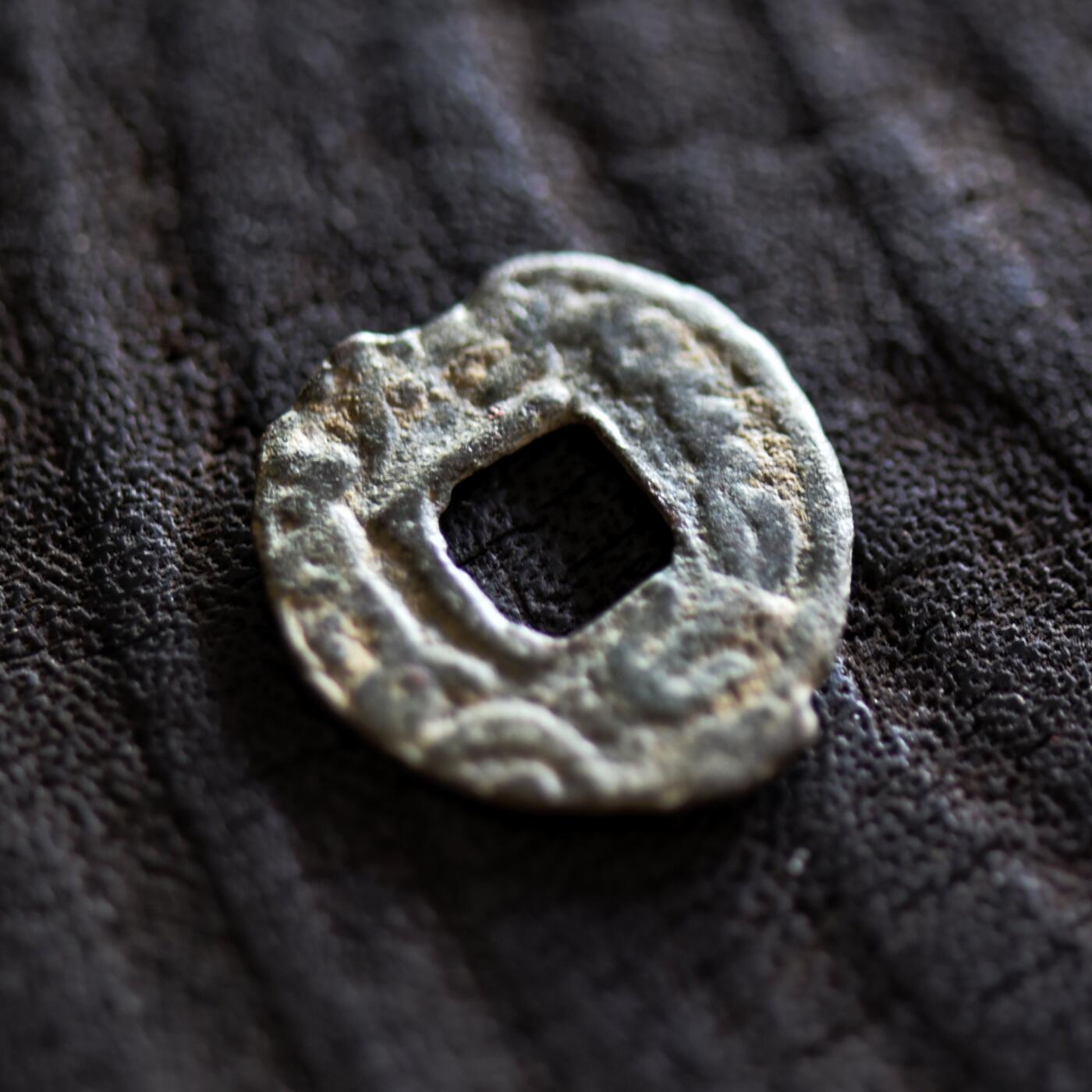 【良泉】【2025年最后一场】12月18日晚19.30点开拍！188组【直播场】西方古代钱币、丝路杂项、印章！ 【藏家出品A】铭文清晰！公元8世纪，七河粟特地区，托古斯十箭部落，双面粟特文方孔铜币，1.01克