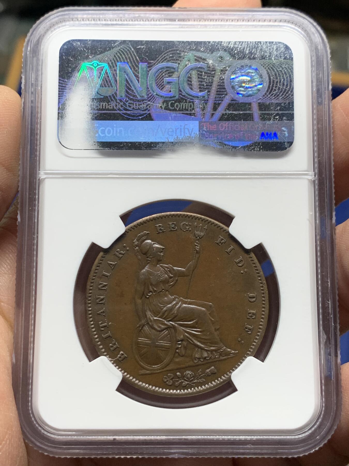 《竞宝斋》第444场 周日，周一，2场连拍 （全场包邮） NGC MS63BN 英国1858年 维多利亚女王 1便士 铜币 巧克力包浆 整体状态优秀