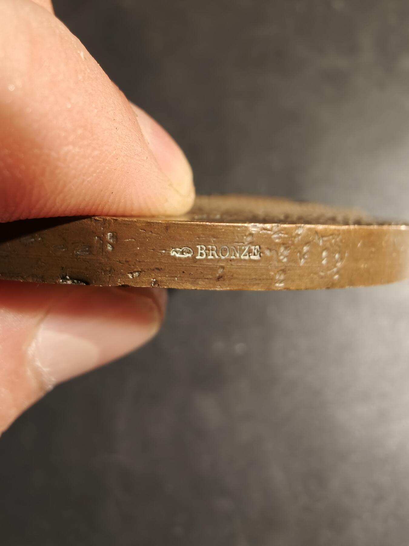 老王徽章第167期 法国图尔宽市纺织厂大铜章    直径10cm.    重量451.1g