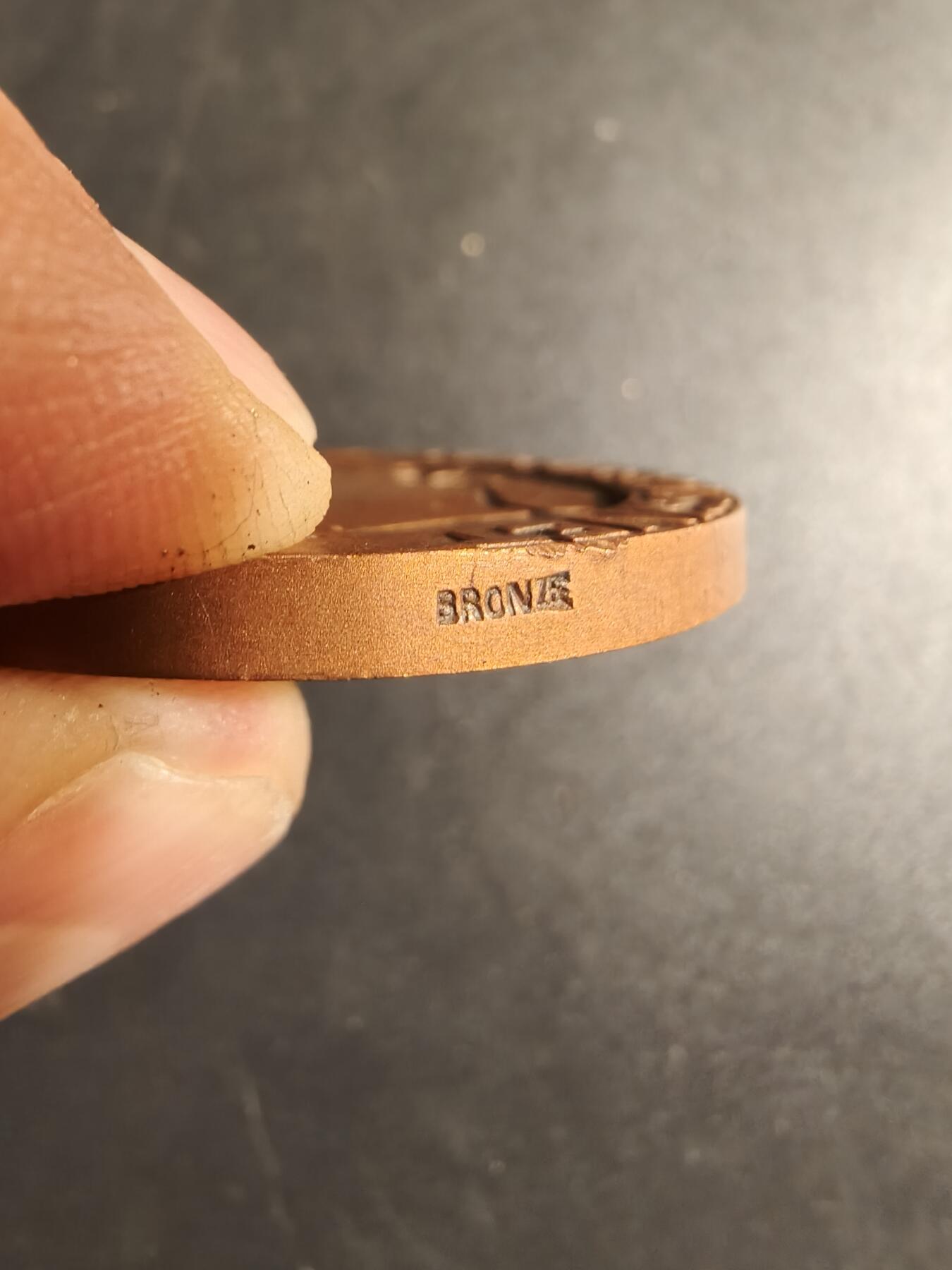 老王徽章第167期 法国法拉西内航运公司大铜章     正面为法国海军马金将军像      直径46mm.    重量60g